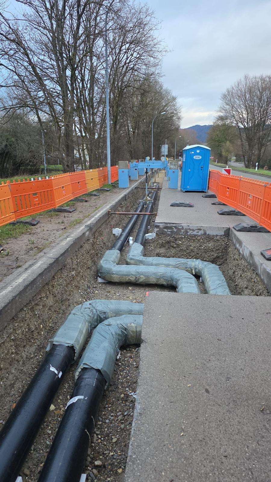 Fernwaermeleitung mit Rohrbogen im Graben
