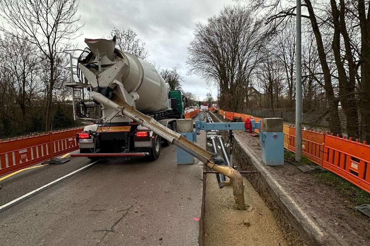 Anlieferung des Fluessigbodens per Fahrmischer aus örtlichen Boden