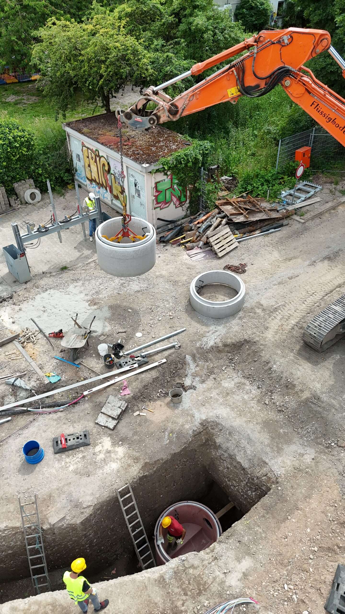 Einbau Schacht in der Flüssigboden-Baugrube