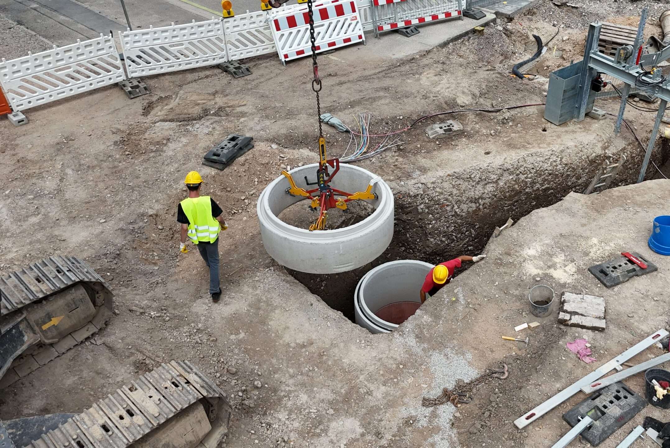 Einbau Betonschacht Schachtringe im RSS-Geoponton