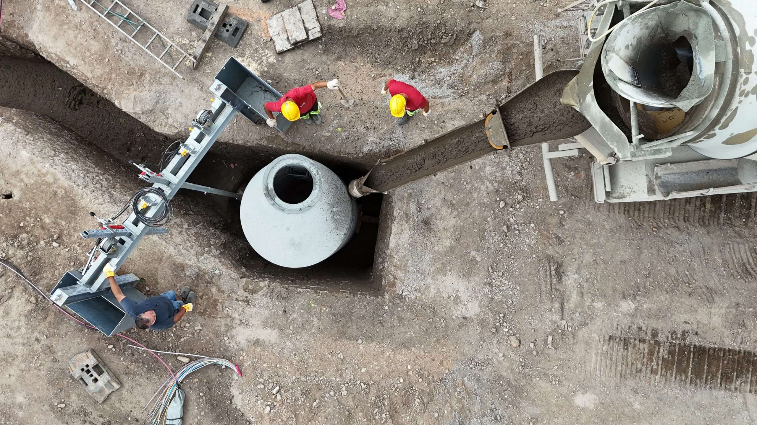 Zweitverfüllung in RSS Geopotnon Schachtbauwerk mit Leitungsanschluessen