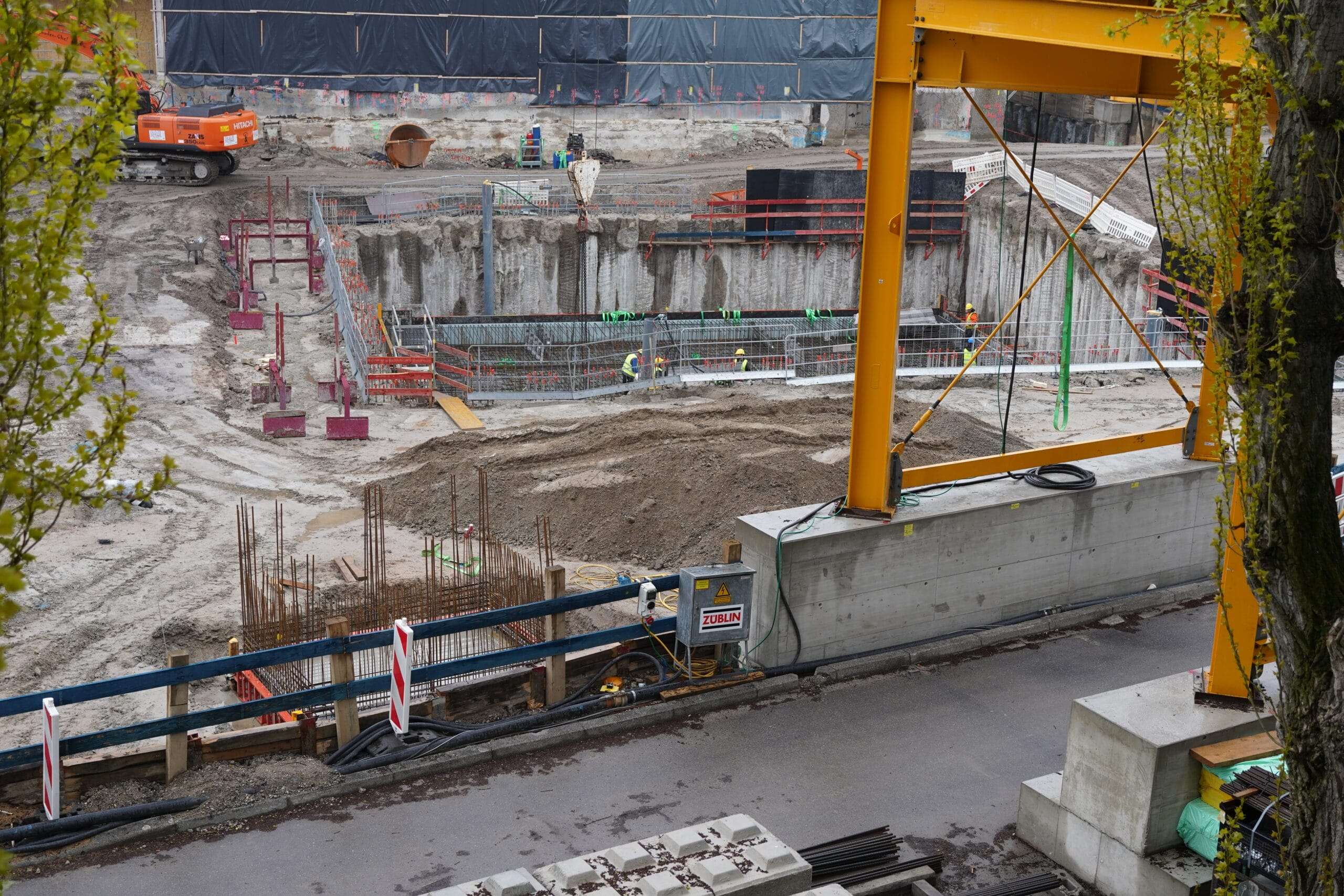 Beengte innerstädtische Baustelle - Kanalbau im Grundwasser unmittelbar neben Bestandsgebäuden