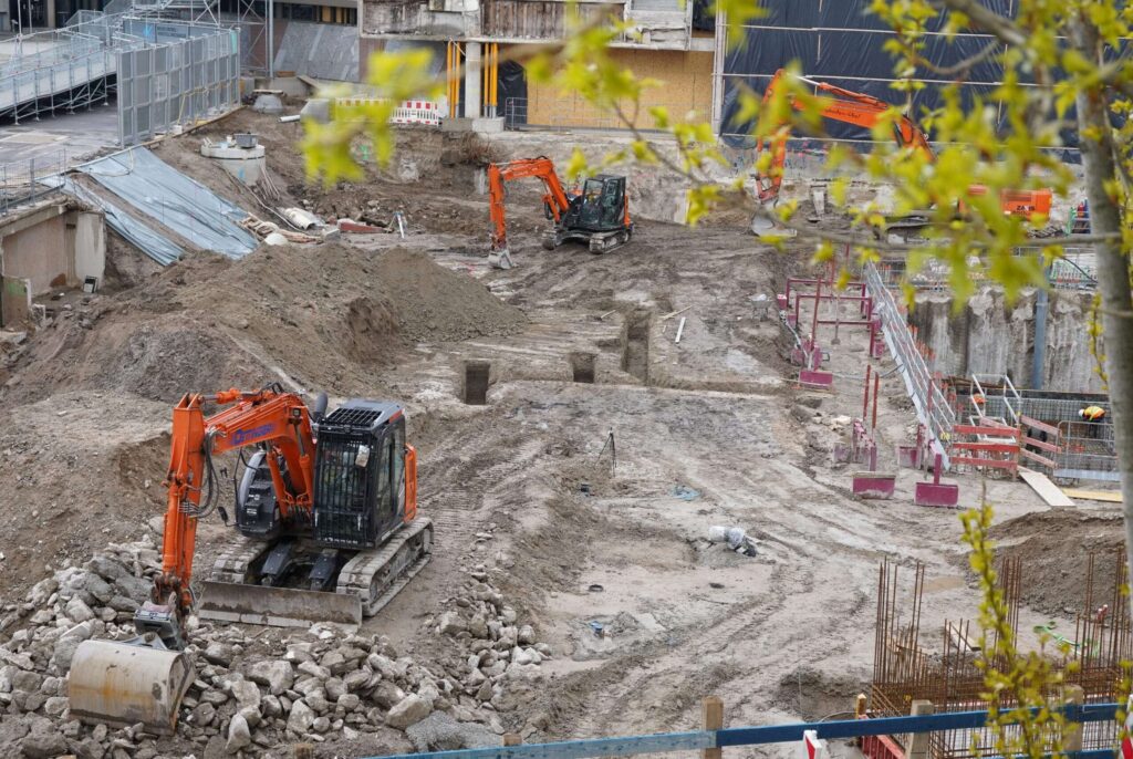 Baufeld der Kanalbaumaßnahme im Grundwasser mit laufenden Parallelgewerken in der Großbaugrube