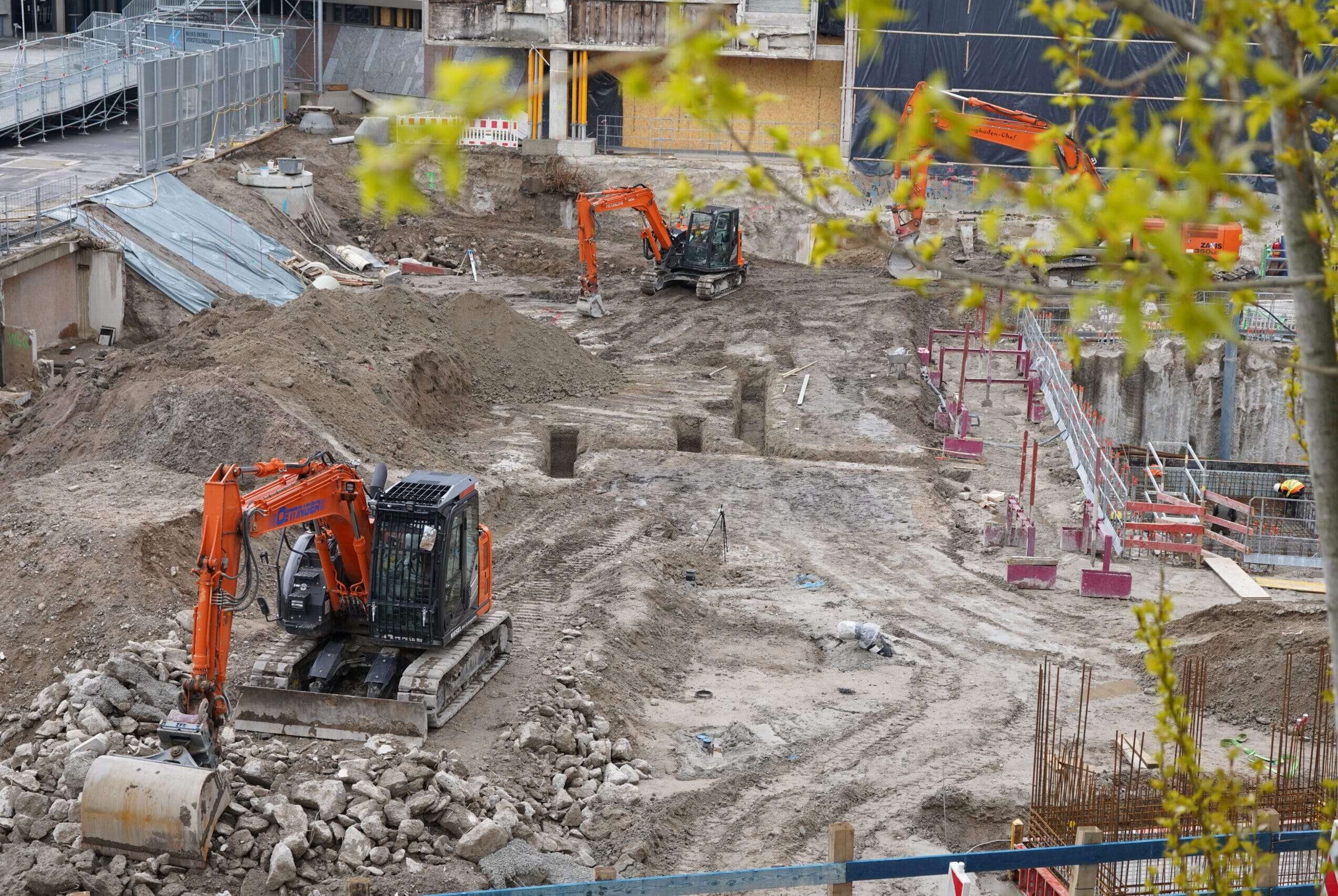 Baufeld der Kanalbaumaßnahme im Grundwasser mit laufenden Parallelgewerken in der Großbaugrube