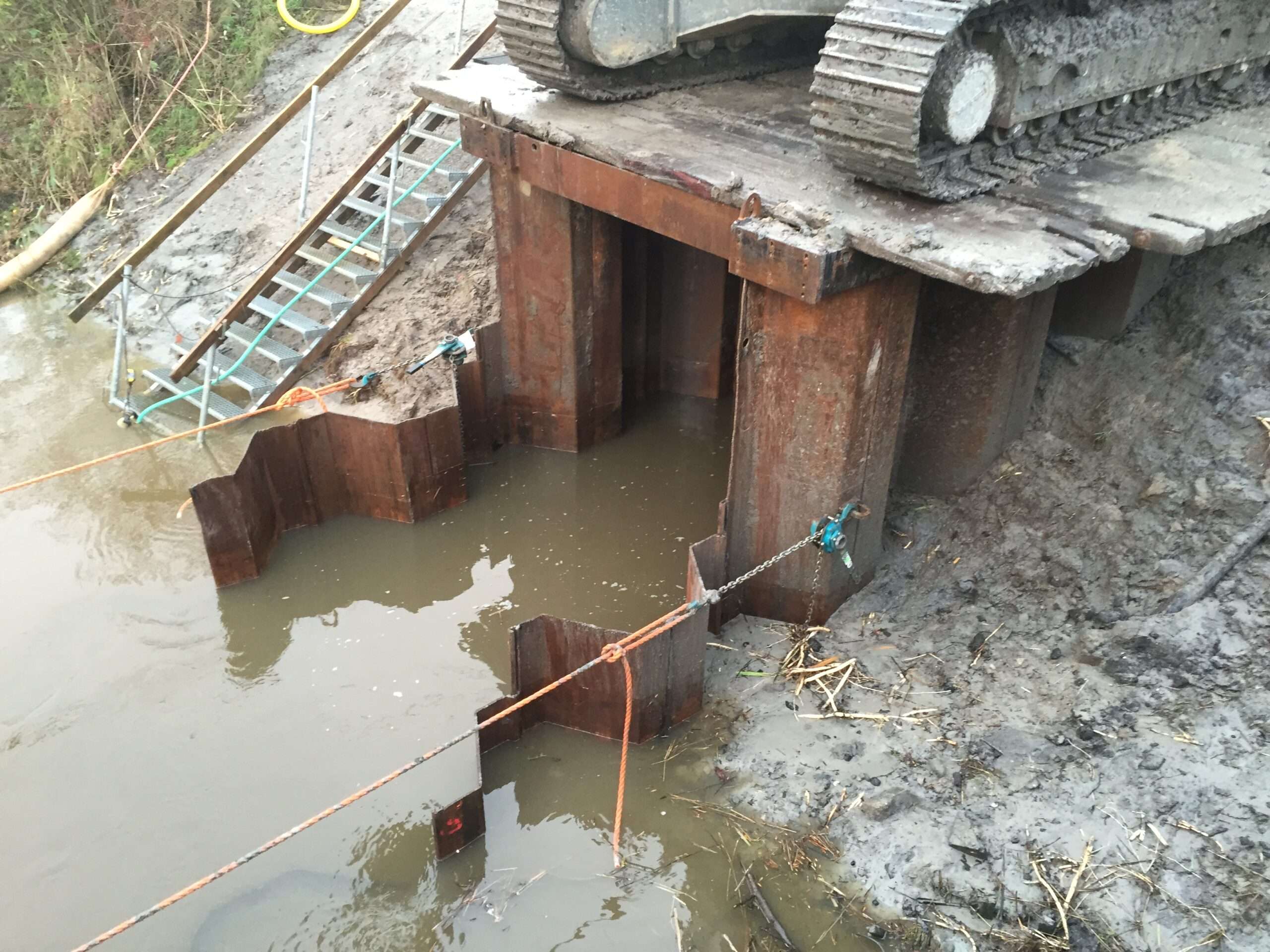 Spundwandkasten im Uferbereich als wasserdichte Anschlussbaugrube