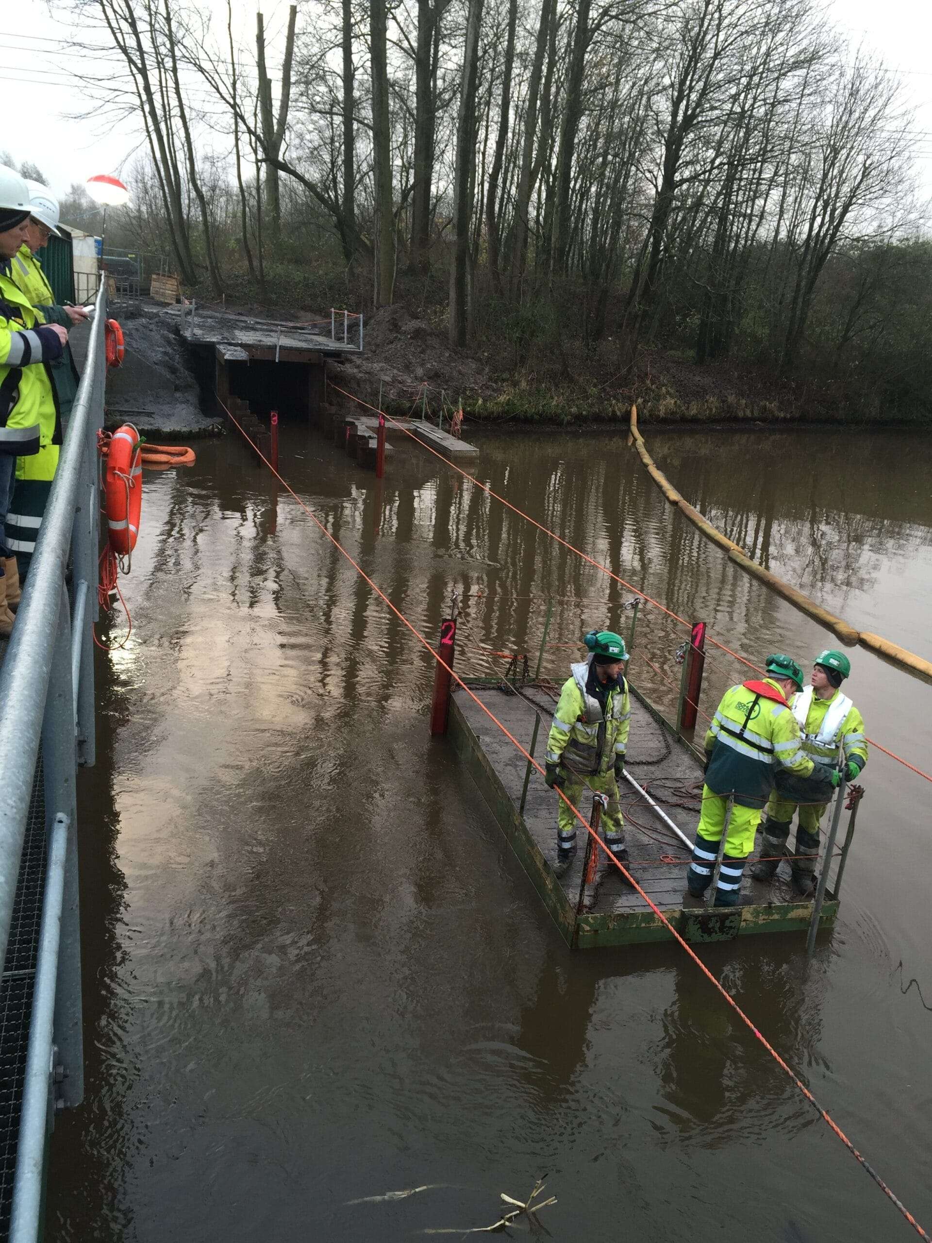 Aushub der Dükerrinne unter Wasser zwischen den Spundwänden