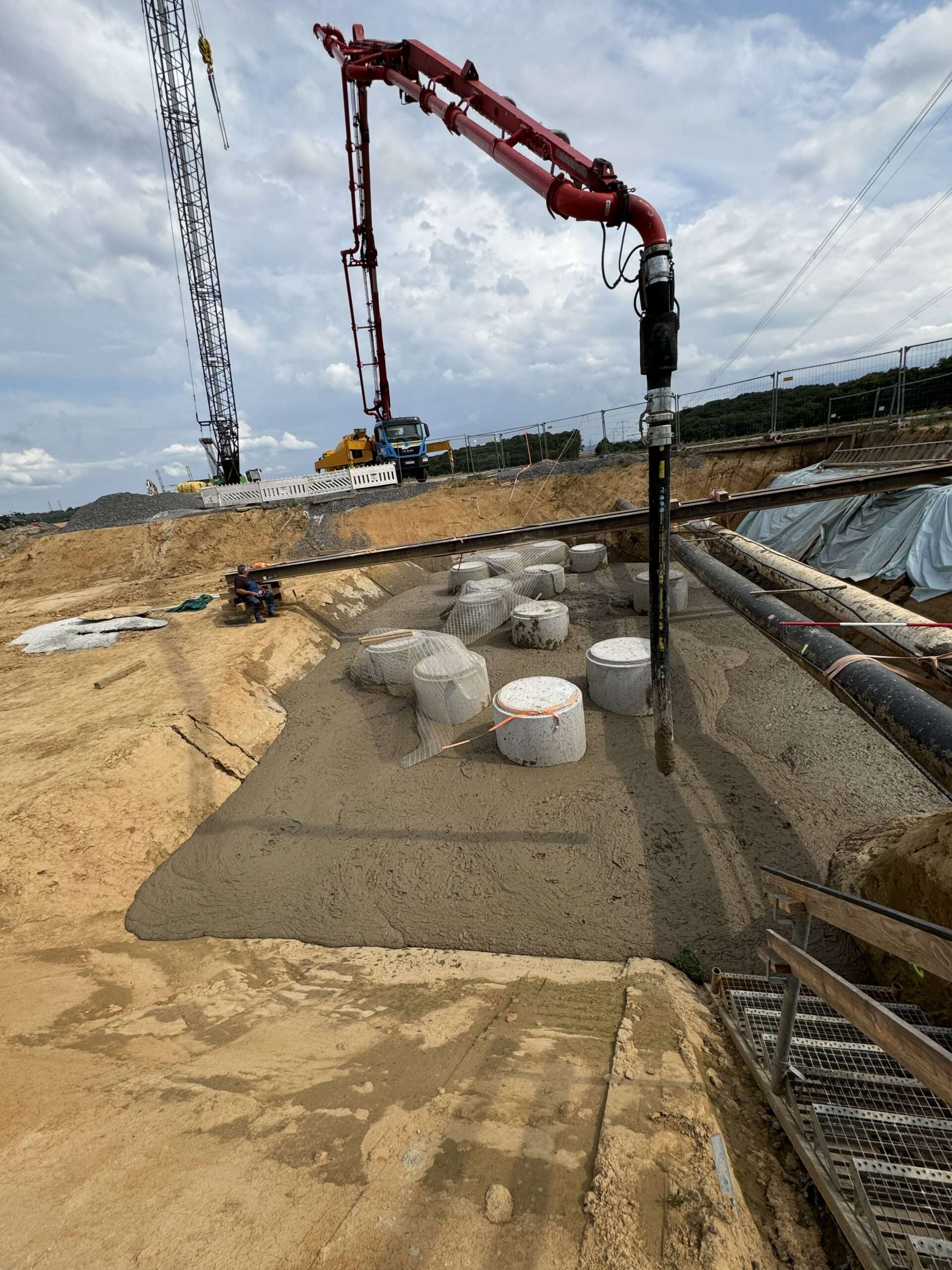 Verfüllung mit Pumpe und Geotextil Baugrube