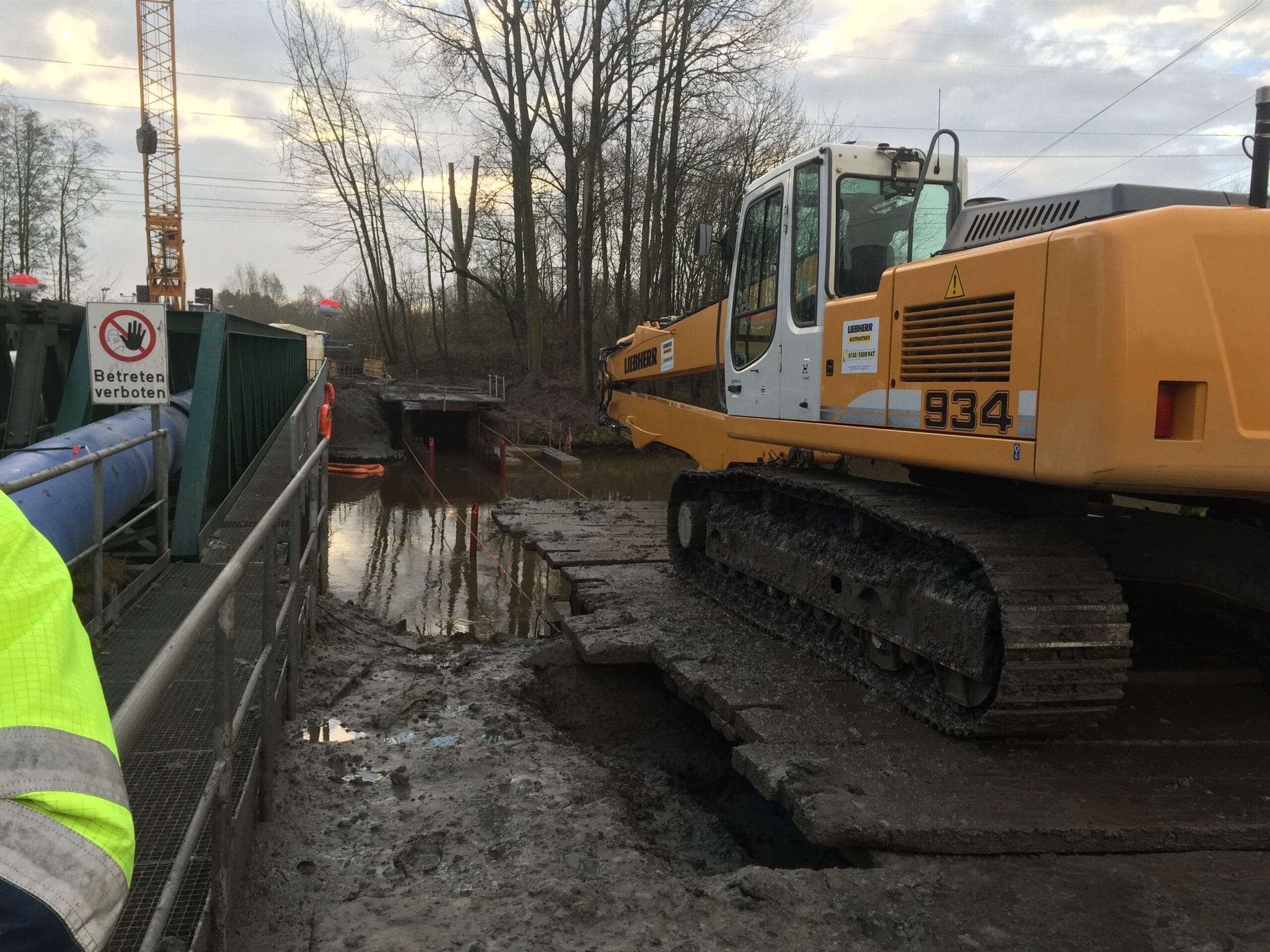 Ponton und Uferbaugrube während der Arbeiten in der Maade