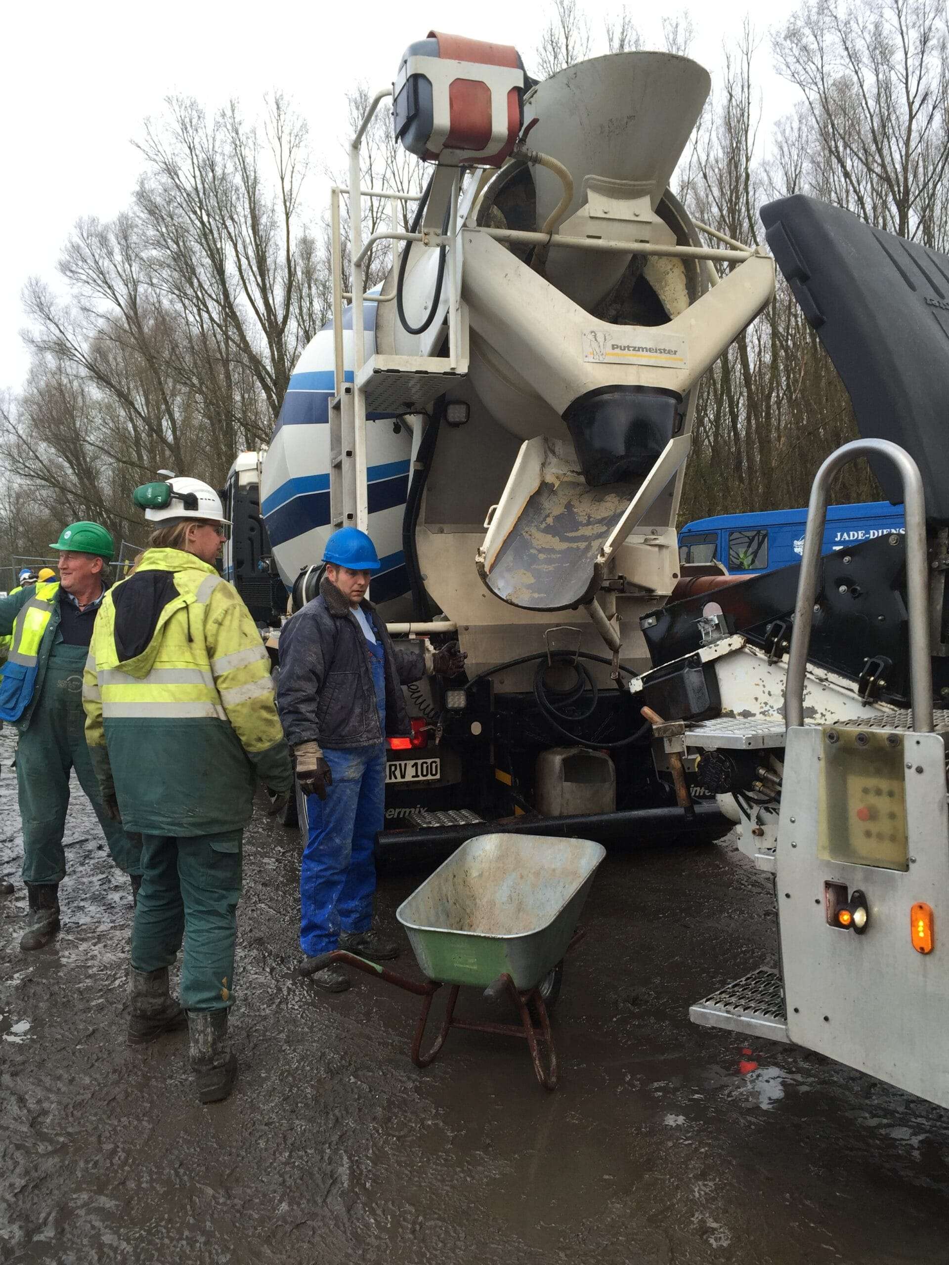 Fahrmischer mit Flüssigboden und Probenahme auf der Baustelle
