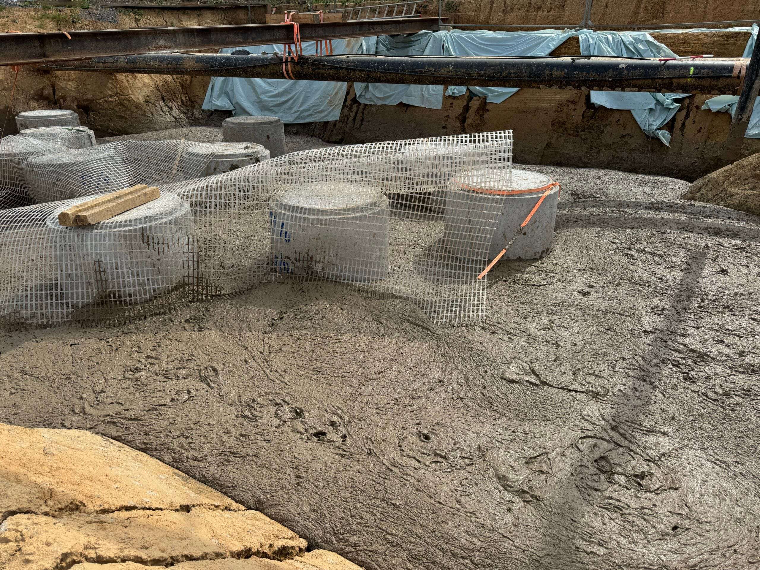 Verfüllte Baugrube vor Montage Armaturengruppe