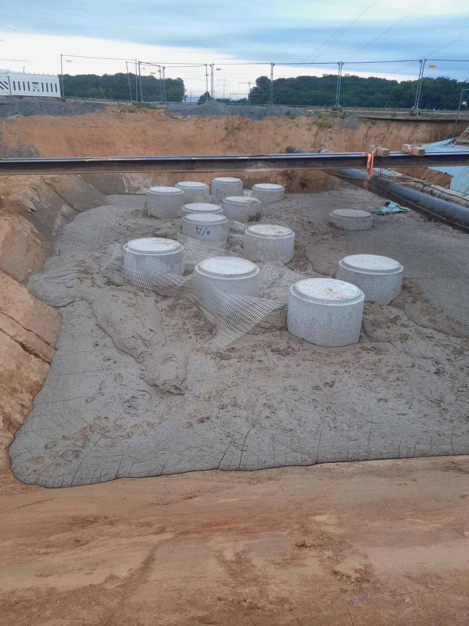 Verfüllte baugrube vor Montage Armaturengruppe
