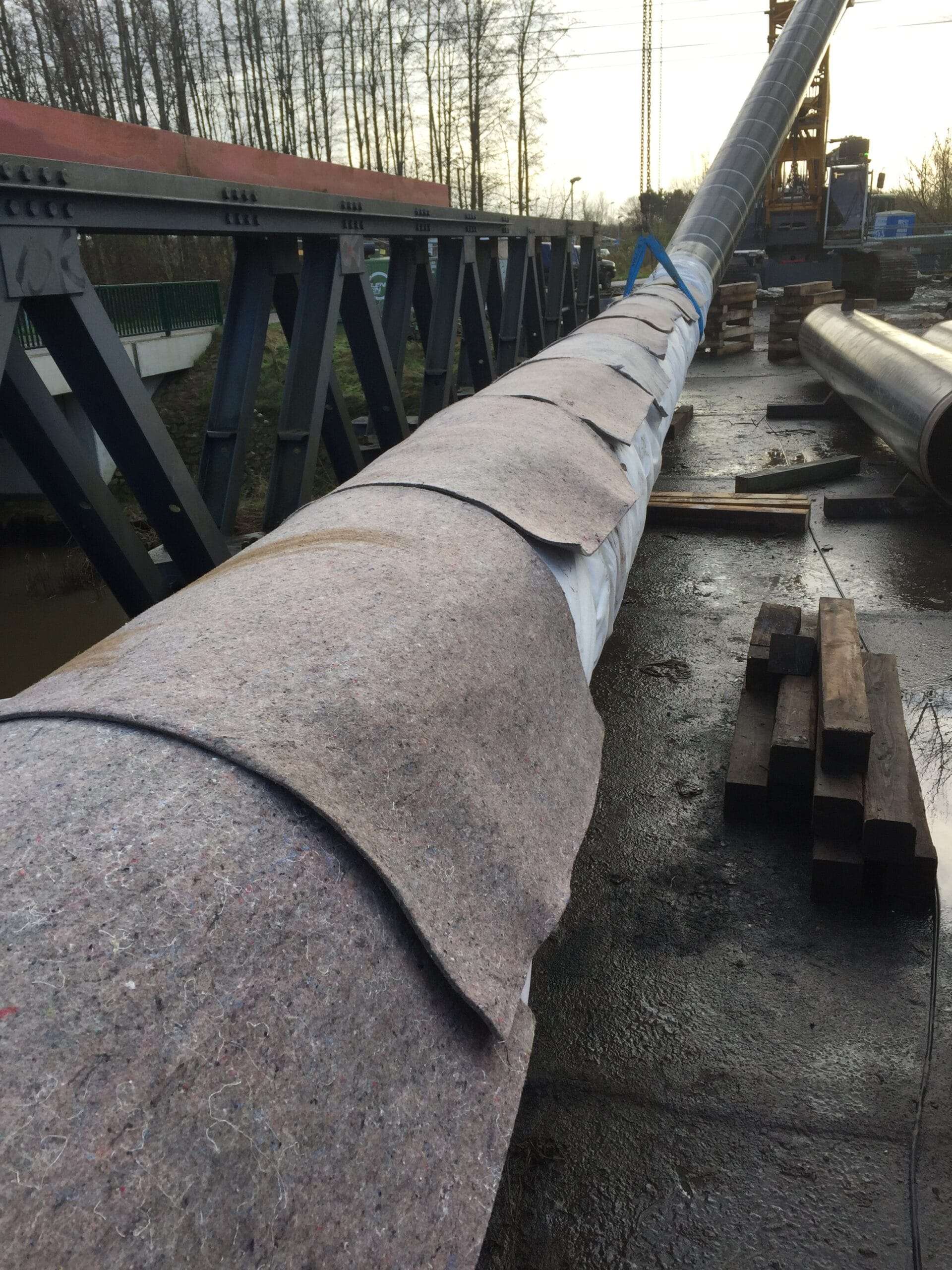 Dükerleitung mit Geotextil-Schutzumhüllung vor dem Einhub