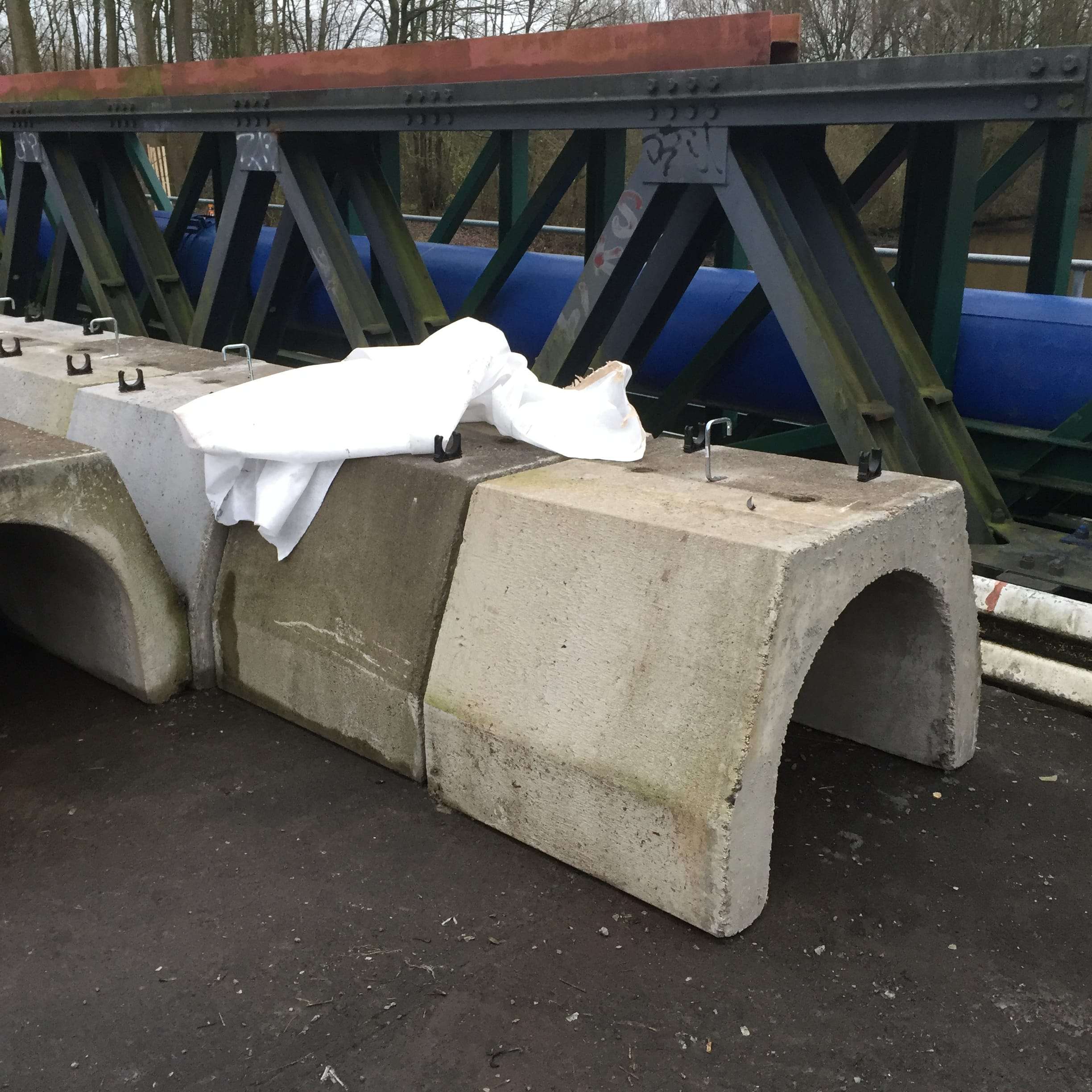 Betonhalbschalen als mechanischer Schutz und Auftriebssicherung bereitgestellt