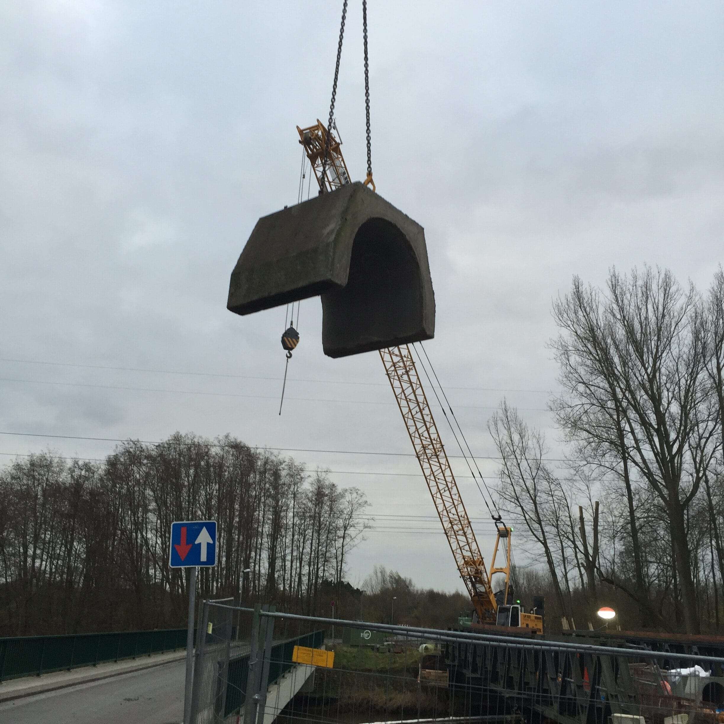 Betonhalbschale wird zum Einbau unter Wasser eingehoben