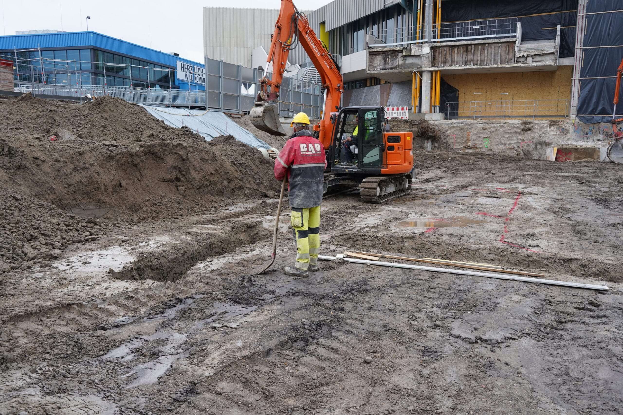 Beginn des Zweitaushubs im rückverfestigten Flüssigboden - ohne Verbau und ohne Wasserhaltung