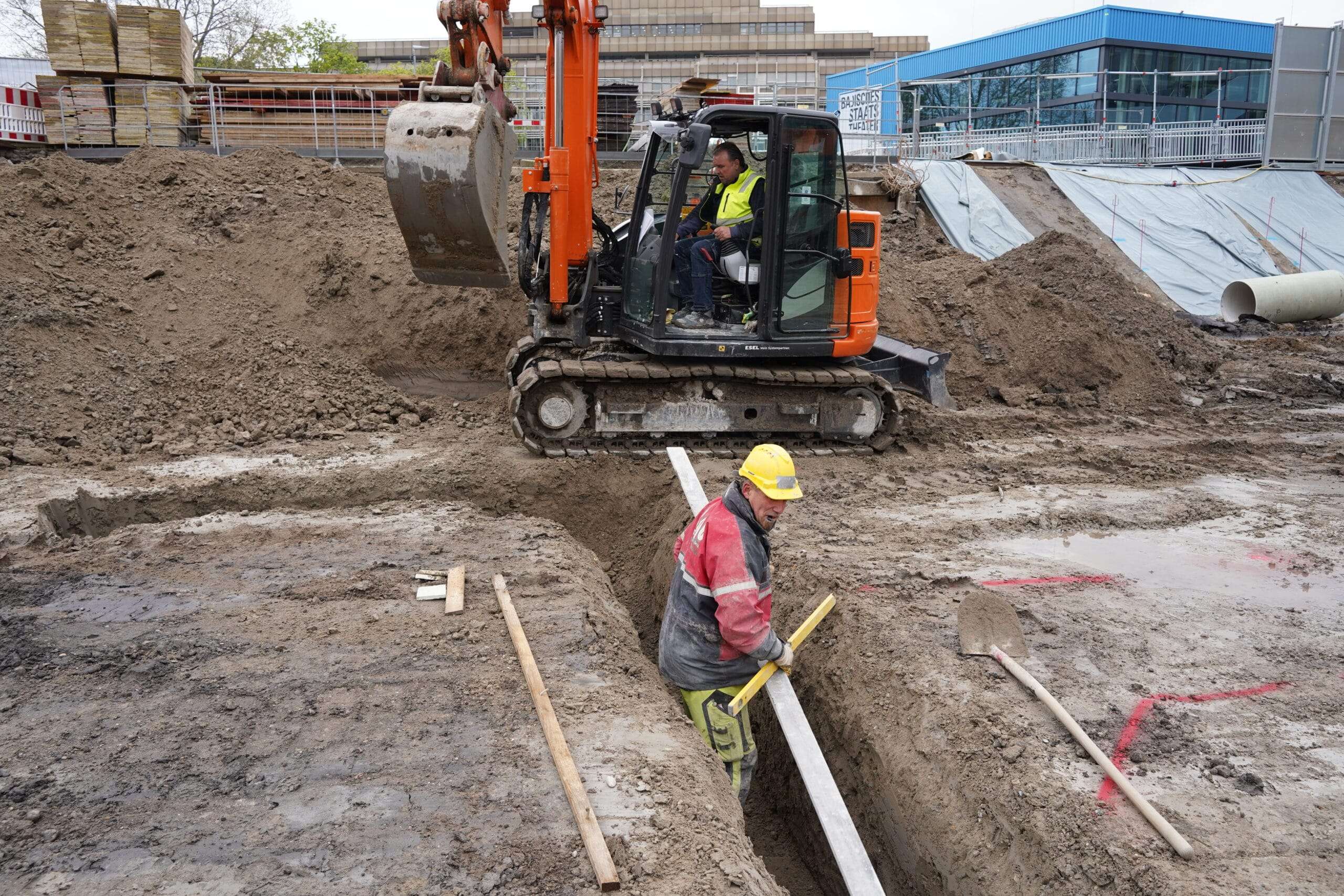 Zweitaushub im Geoponton - Kontrolle der Rohrgrabensohle im trockenen Arbeitsraum