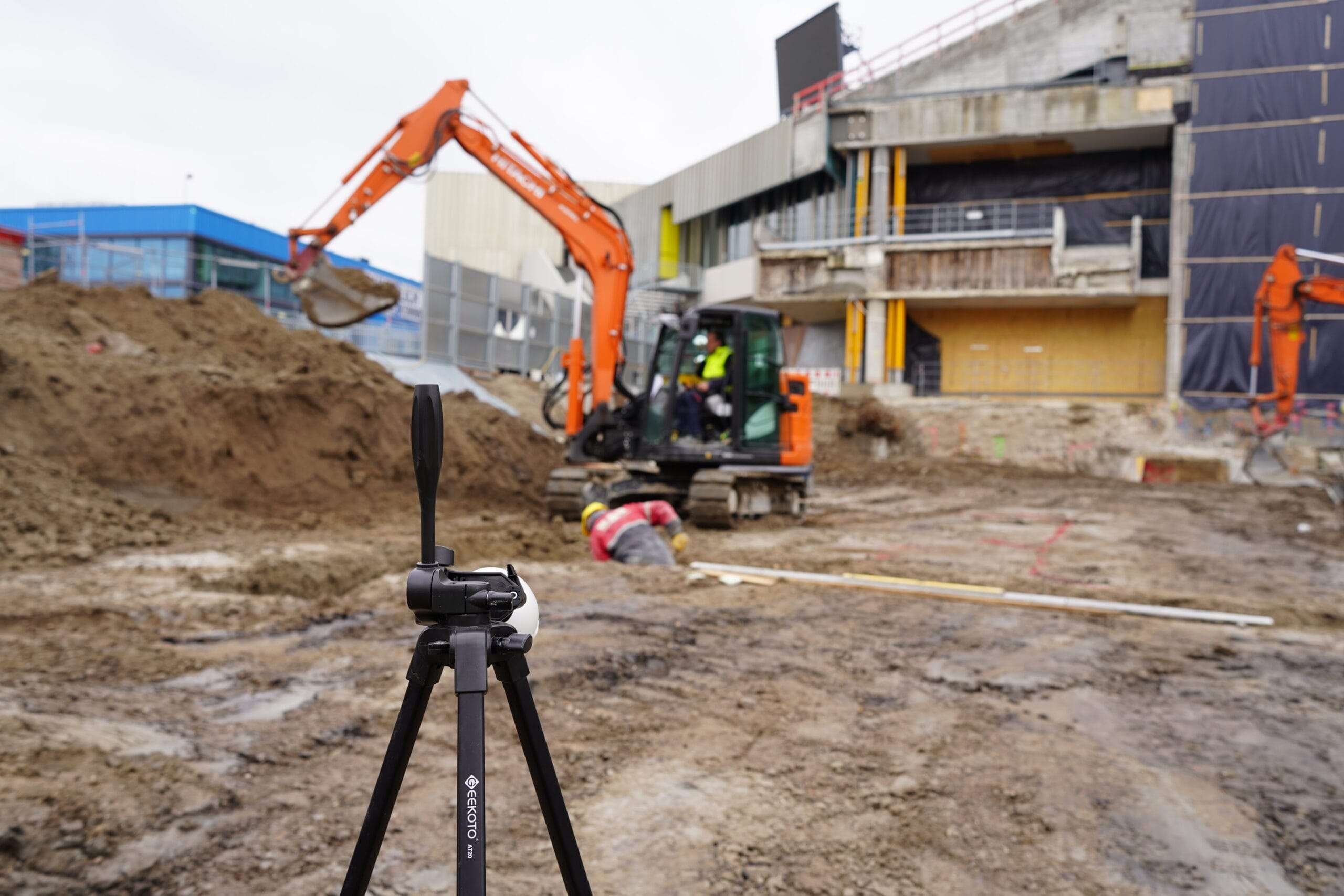 Vermessung der Rohrgrabensohle im trockenen Arbeitsraum des Geopontons