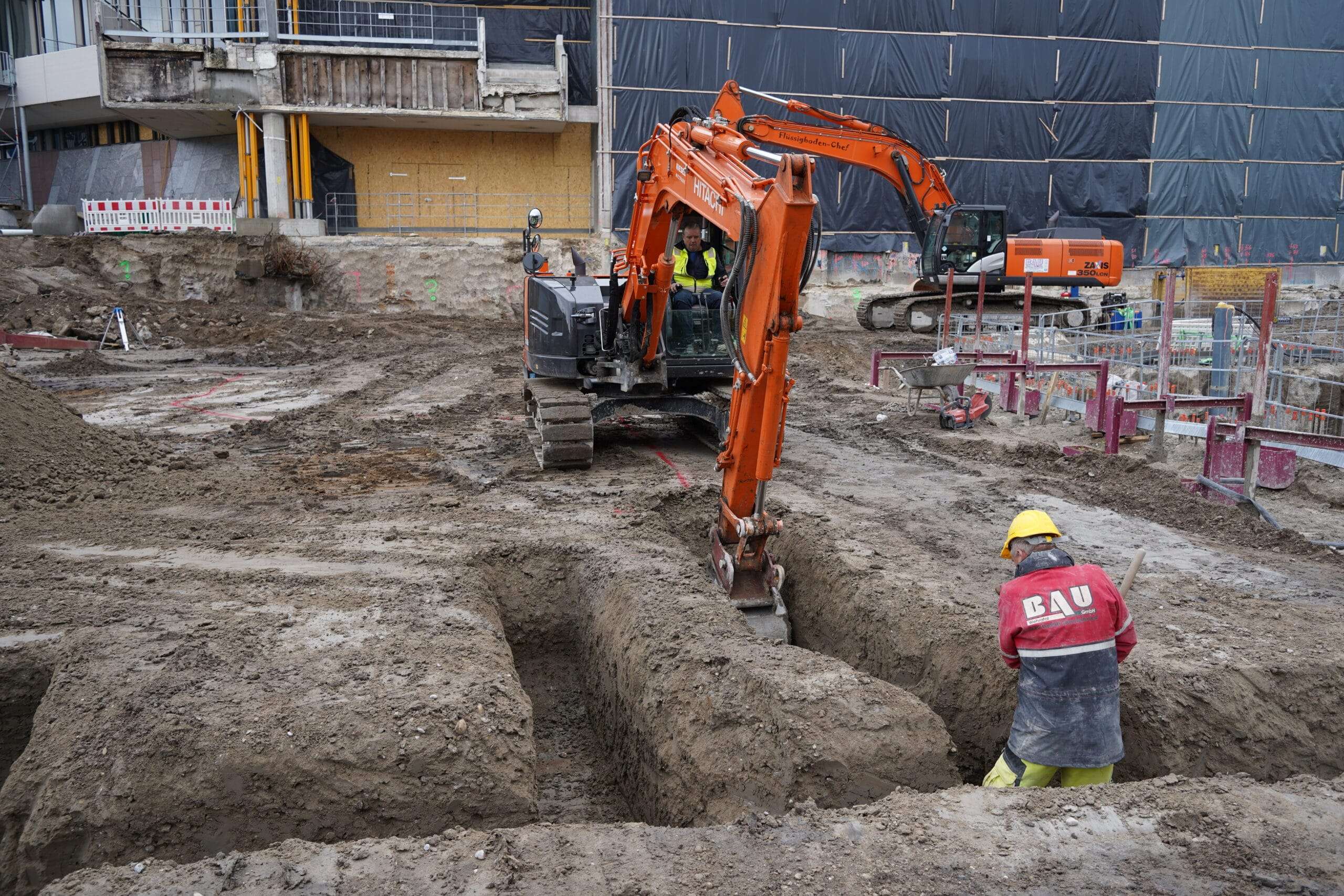 Rohrgraben im Geoponton neben der Schachtbaugrube - ein Bauwerk für Verbau, Abdichtung und Bettung
