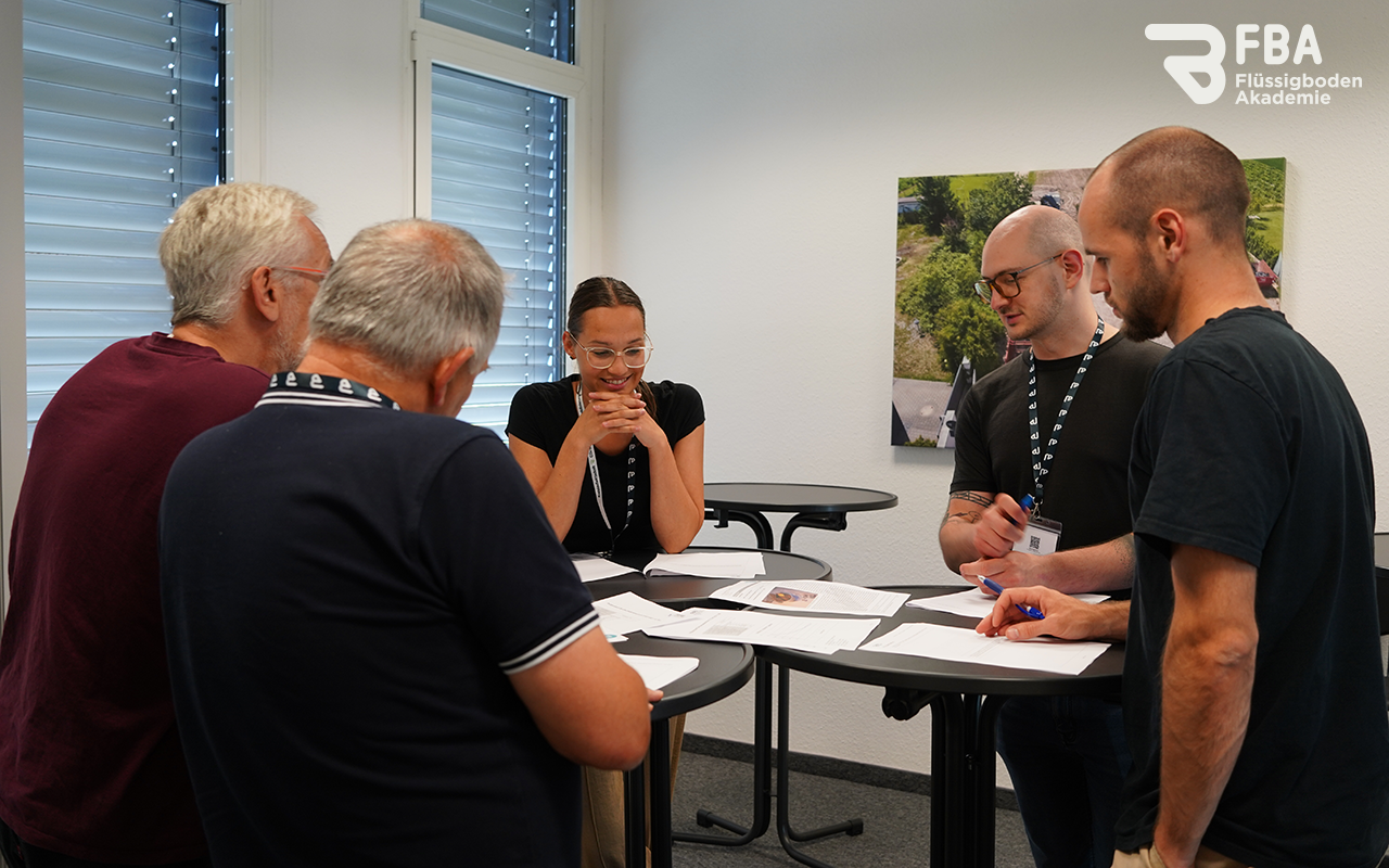 Planspiel in Gruppenarbeit an einem Rundenstehtisch