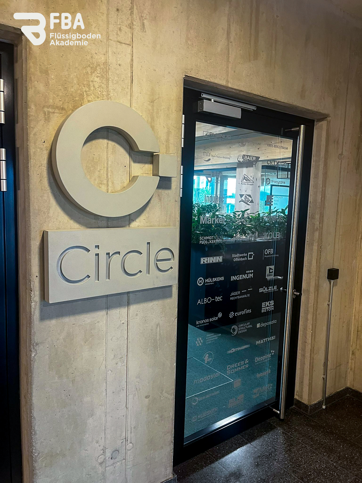 Circle Logo neben Eingangstür