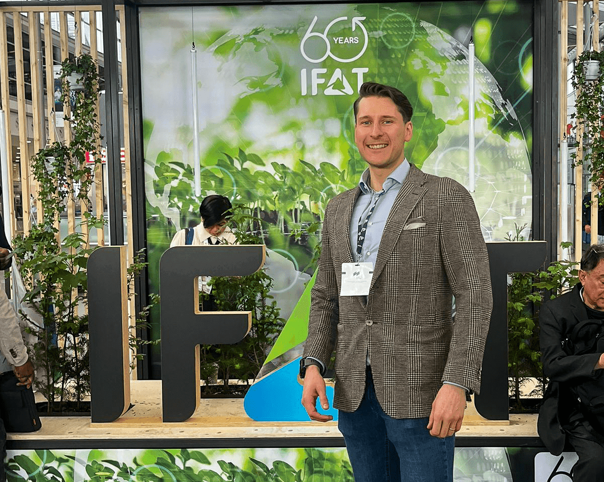 Wolf-Hagen Stolzenburg beim Eingang der IFAT
