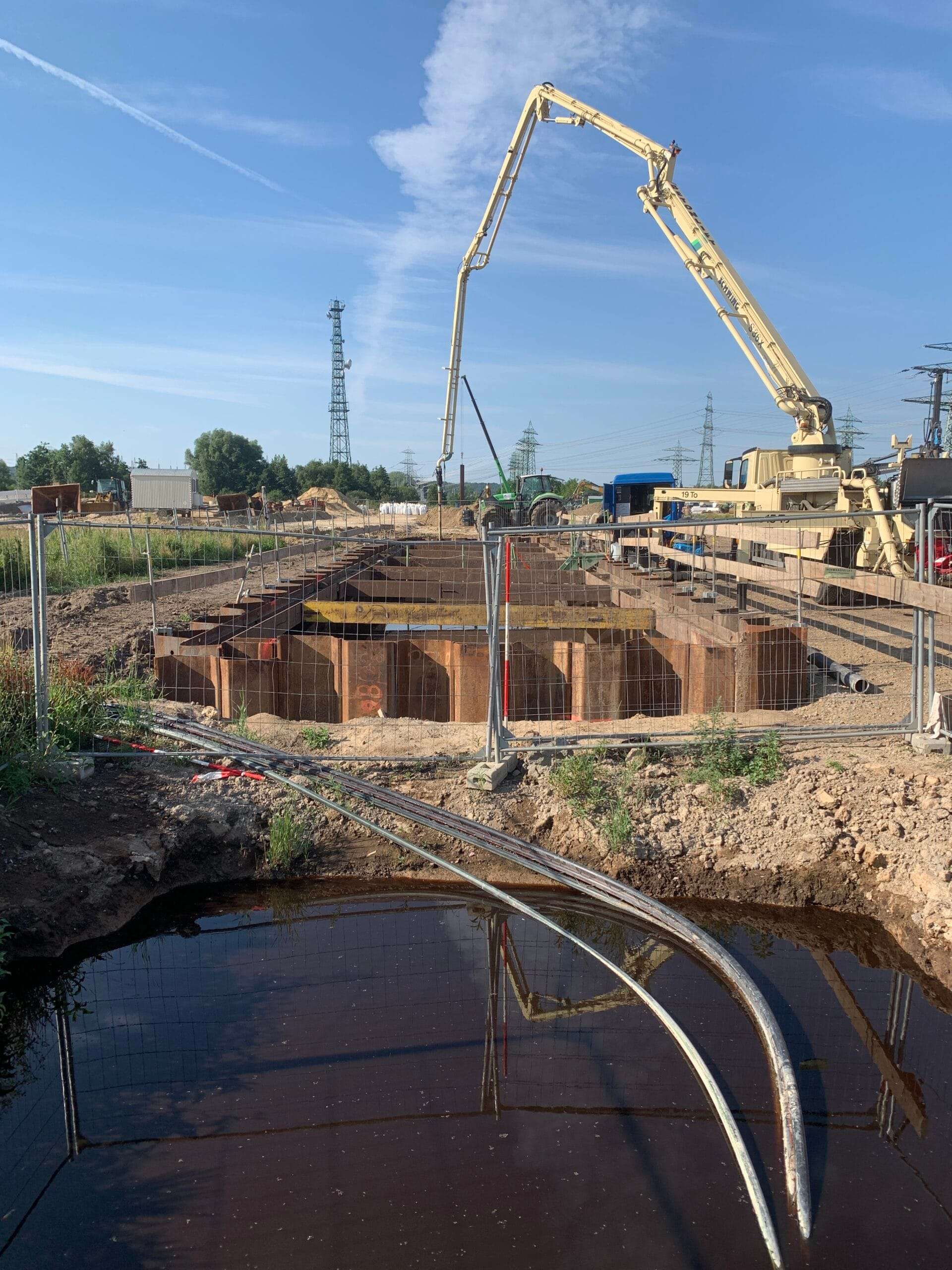 Ausführung Betonpumpe mit Verteilermast über dem Spundwandverbau