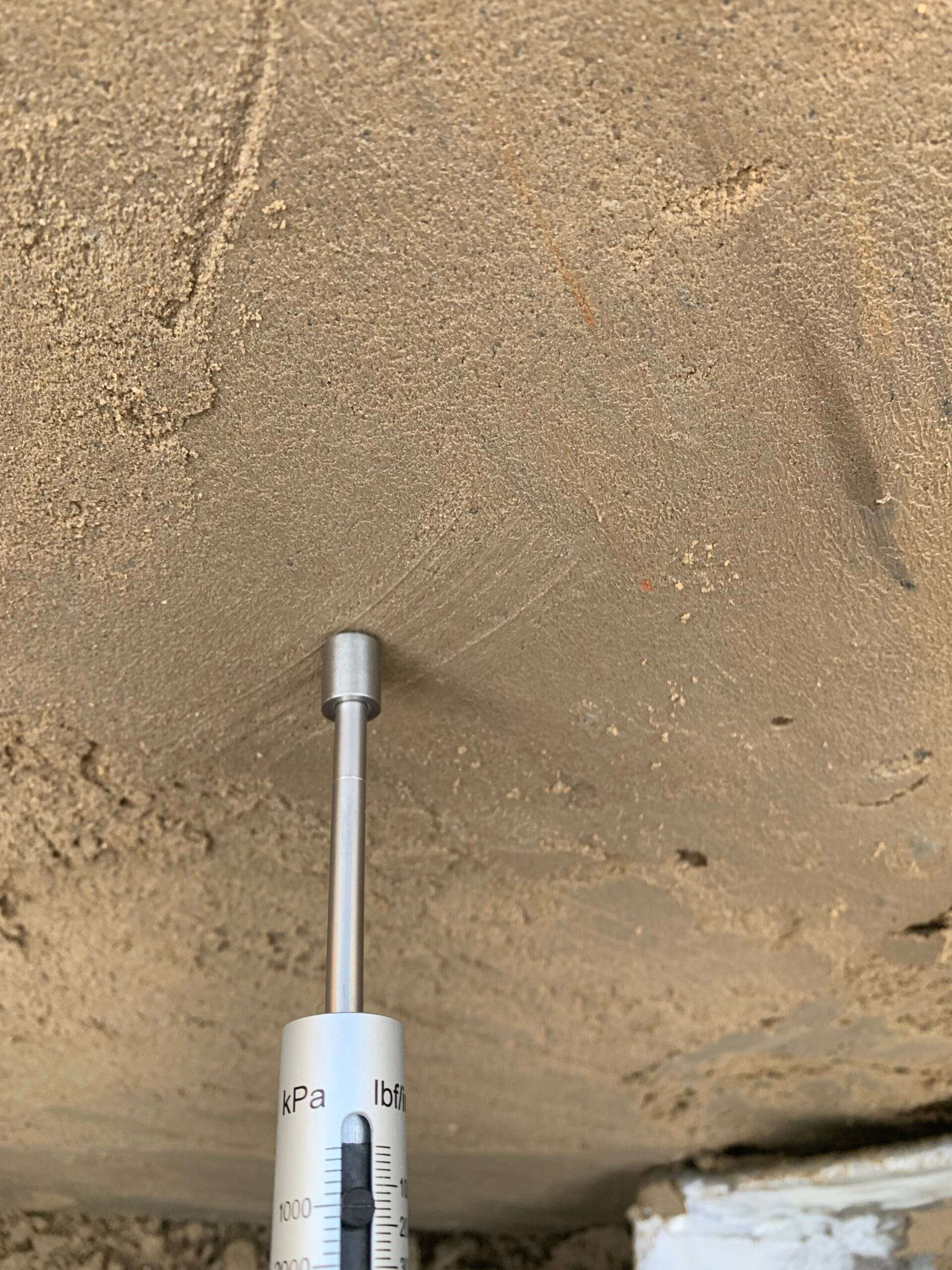 Freigabe Prüfung der Festigkeit mit dem Taschenpenetrometer an der Flüssigbodenwand
