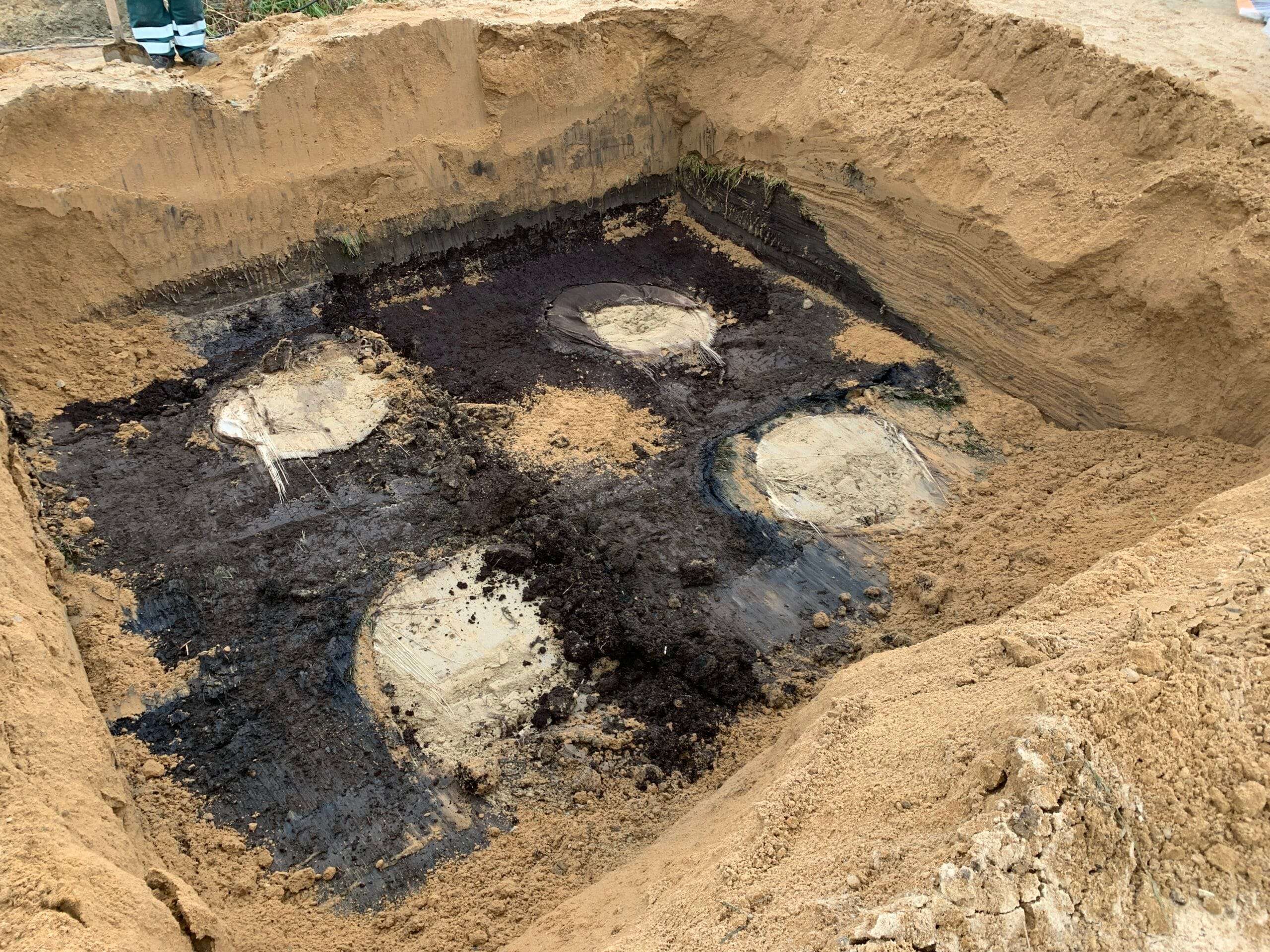 Qualitätsnachweis Freigelegtes Säulenfeld mit vier Säulenköpfen im Torfhorizont