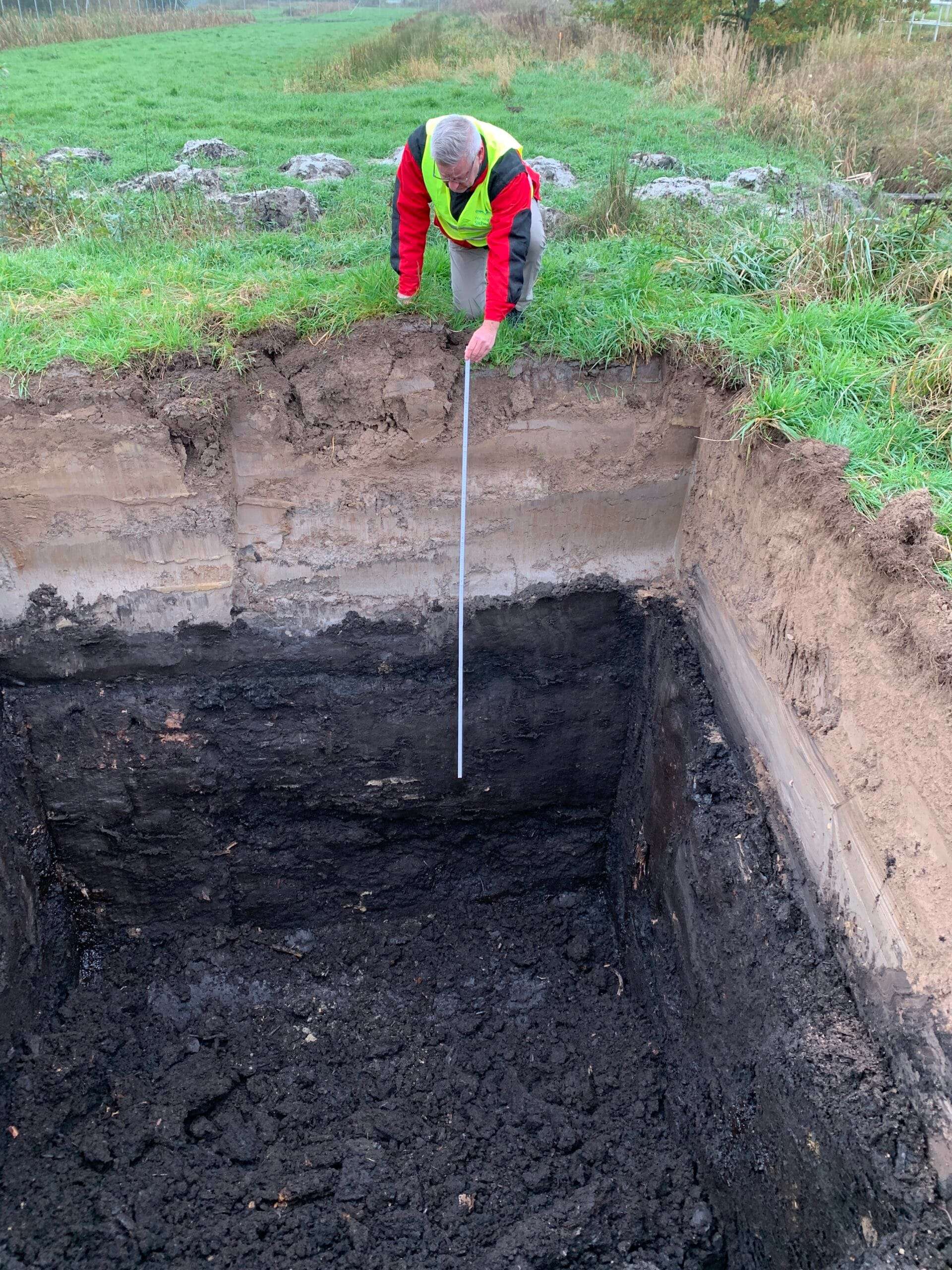 Baugrund Einmessung der Schurfgrube durch die Baubegleitung