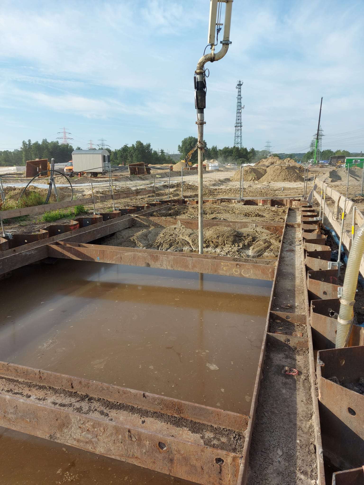 Großversuch Einbau des Flüssigbodens in den Versuchsblock mit der Betonpumpe