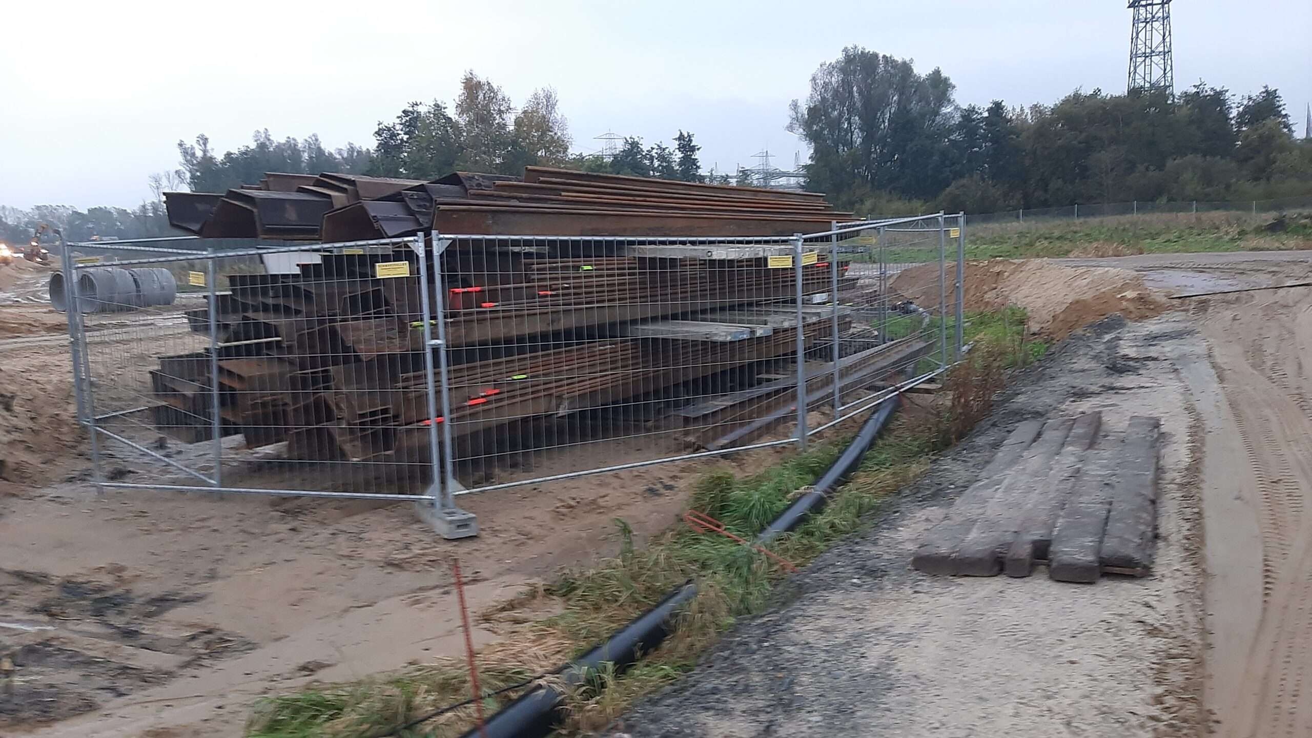 Großversuch Eingezäuntes Stahlträgerlager als Auflast des Belastungsversuchs