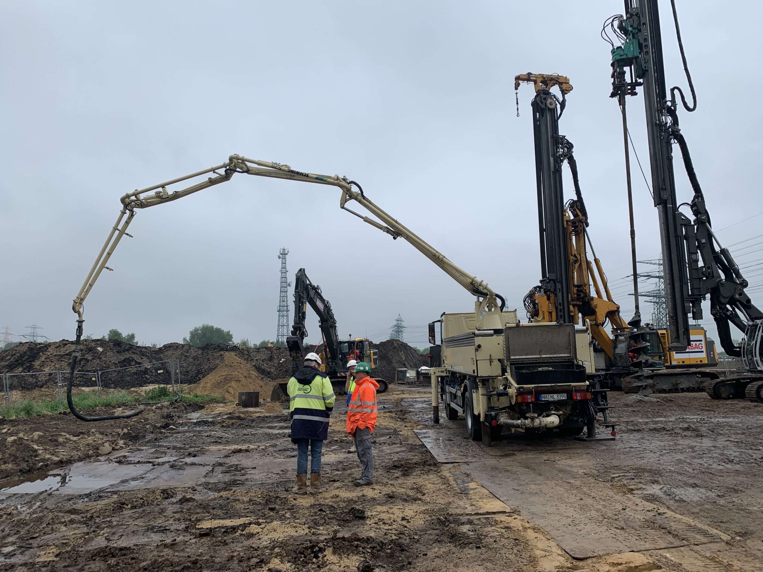Ausführung Gerätekette aus Bohrgeräten und Betonpumpe im Säulenfeld