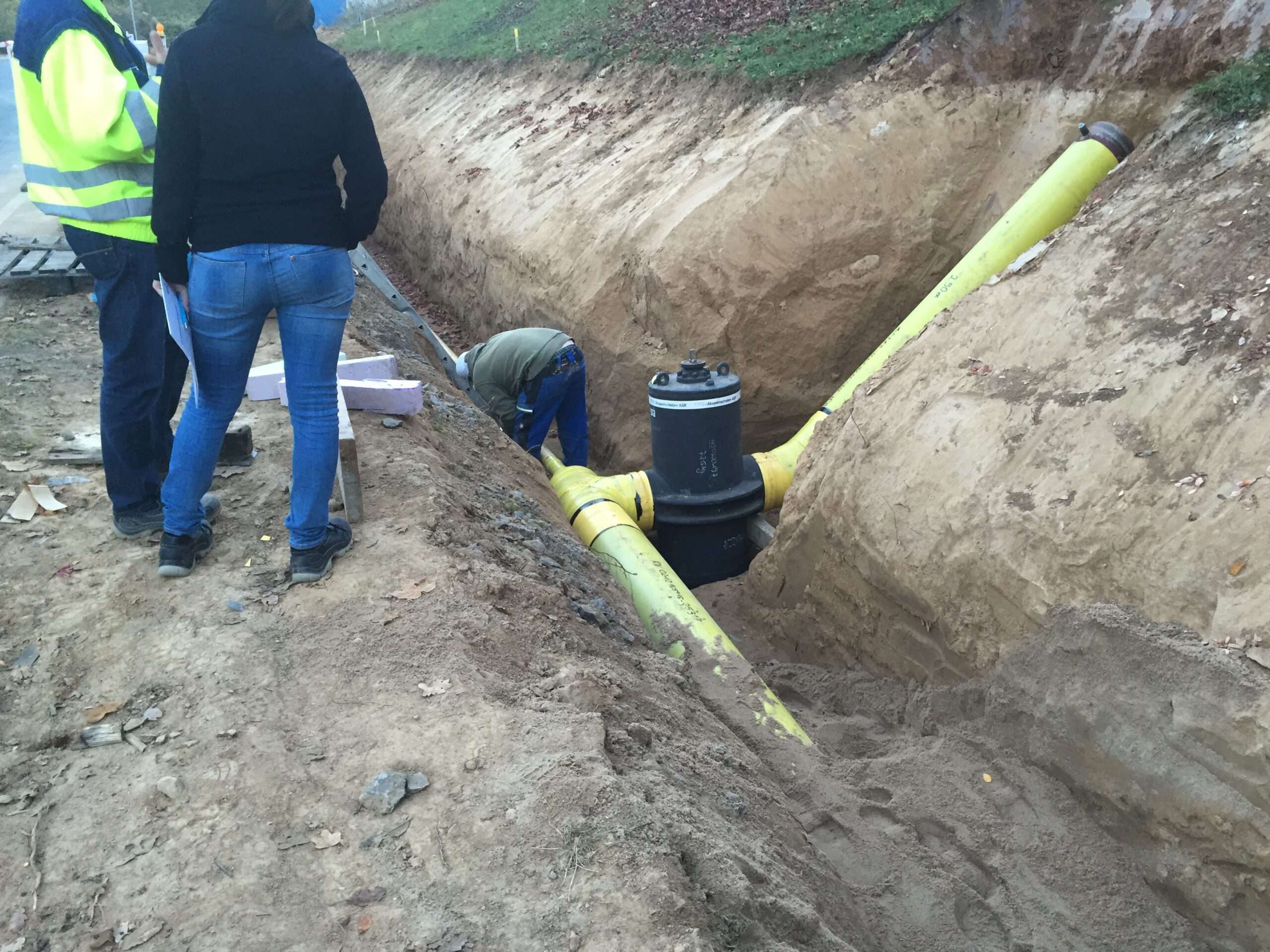 Absperrgruppe mit Armaturen der Gashochdruckleitung im Rohrgraben