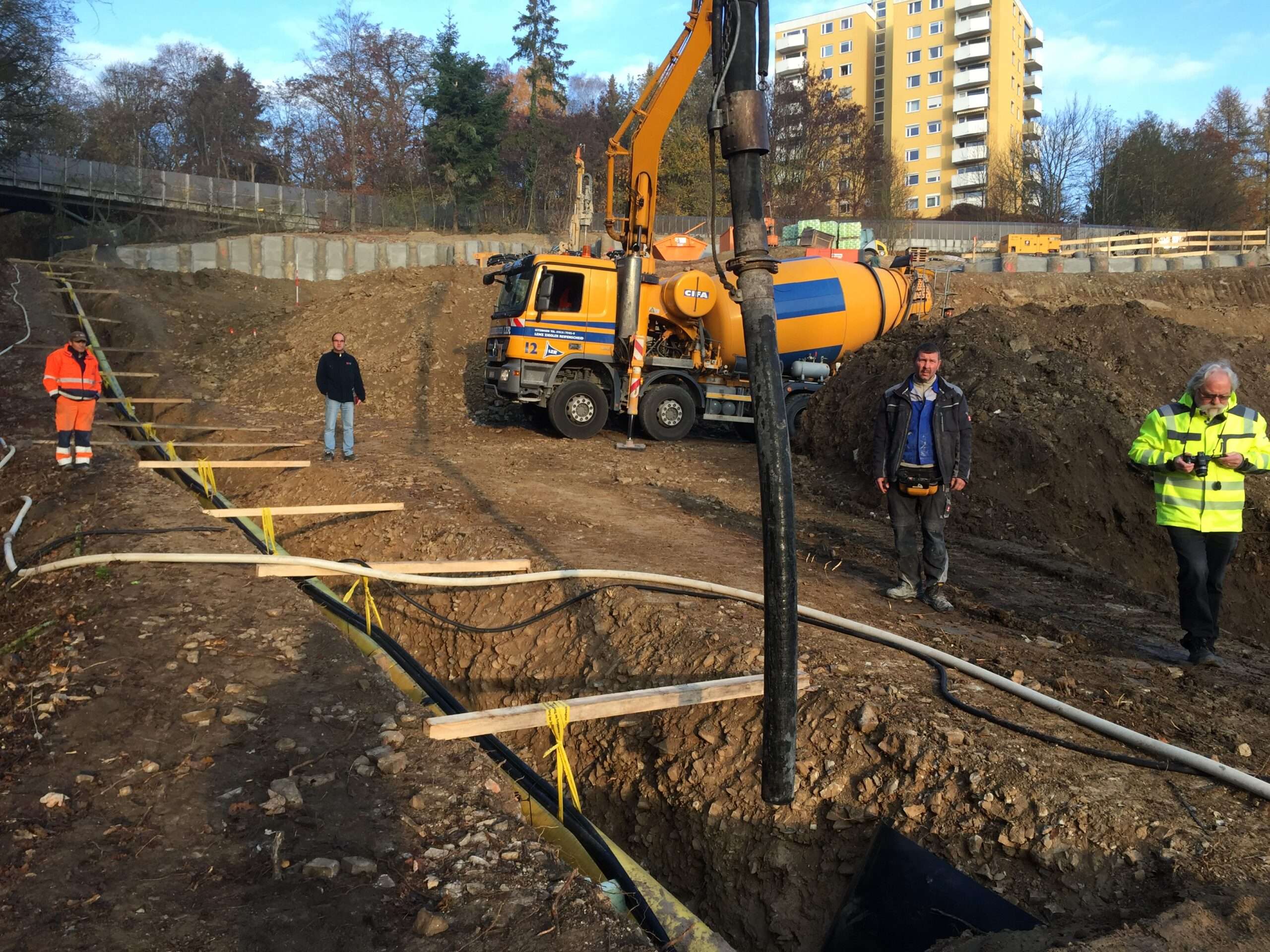 Beginn der Verfüllung unten am Hang über den Pumpenschlauch