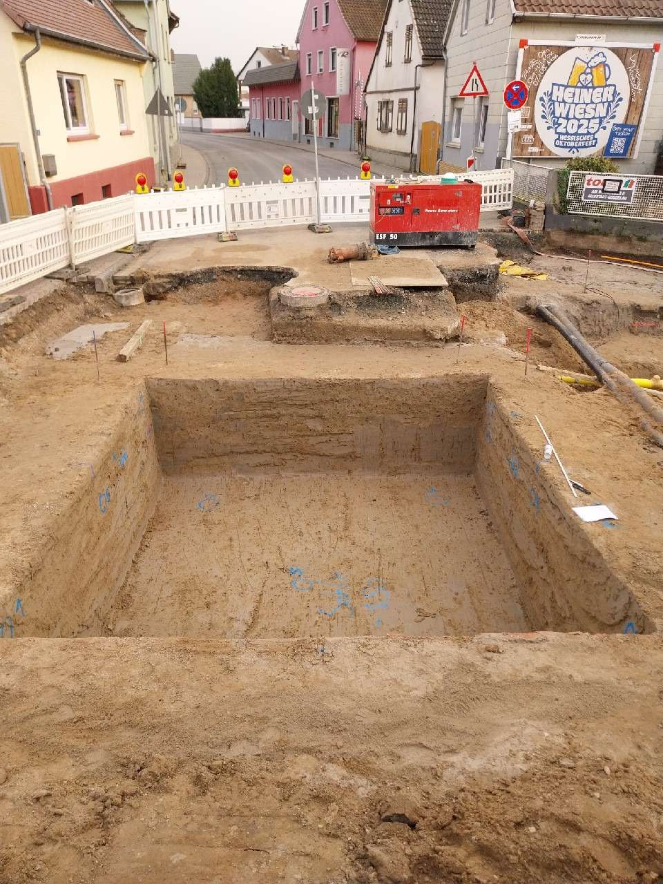 Trockene Baugrube im RSS Geoponton in der Ortsdurchfahrt neben der Bestandsbebauung