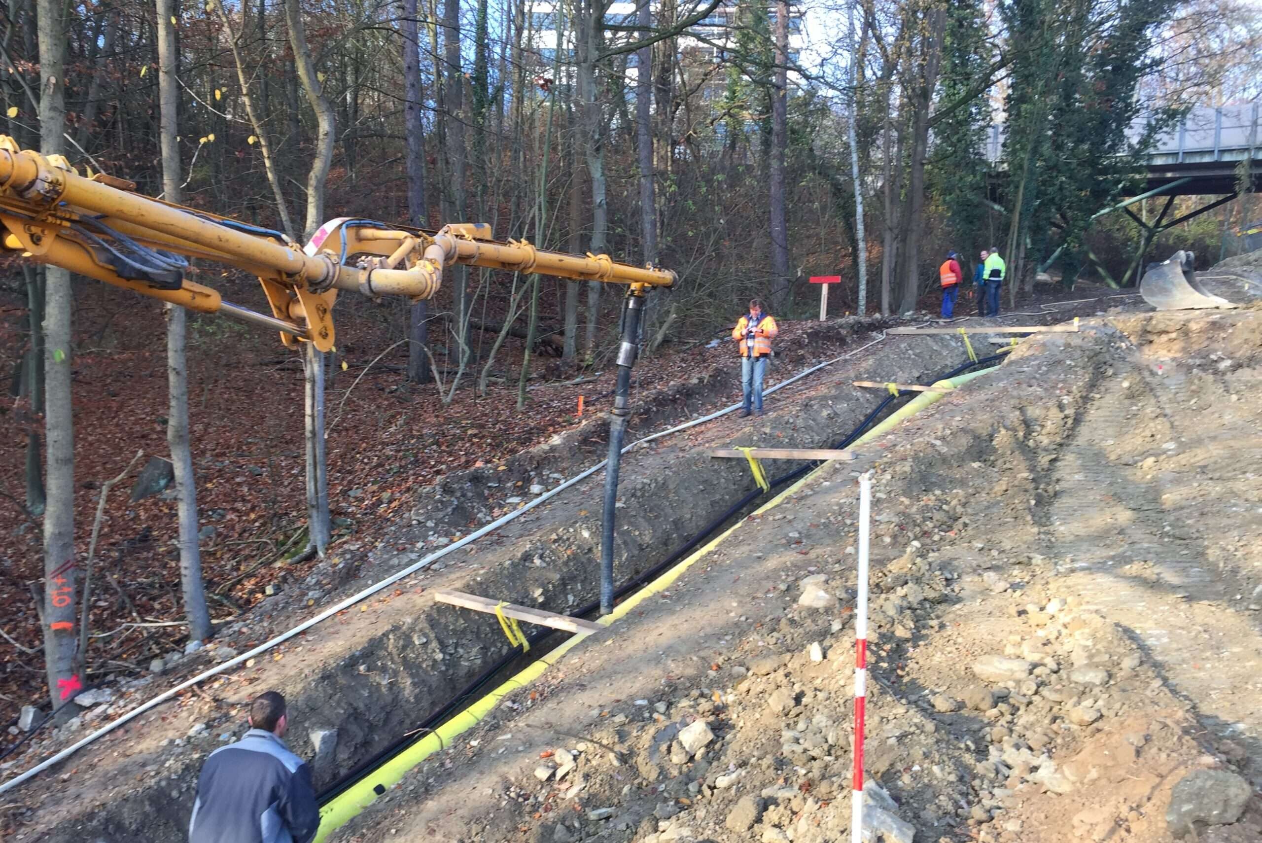 Pumpenschlauch wandert hangaufwärts - lagenweise Verfüllung der Leitungszone