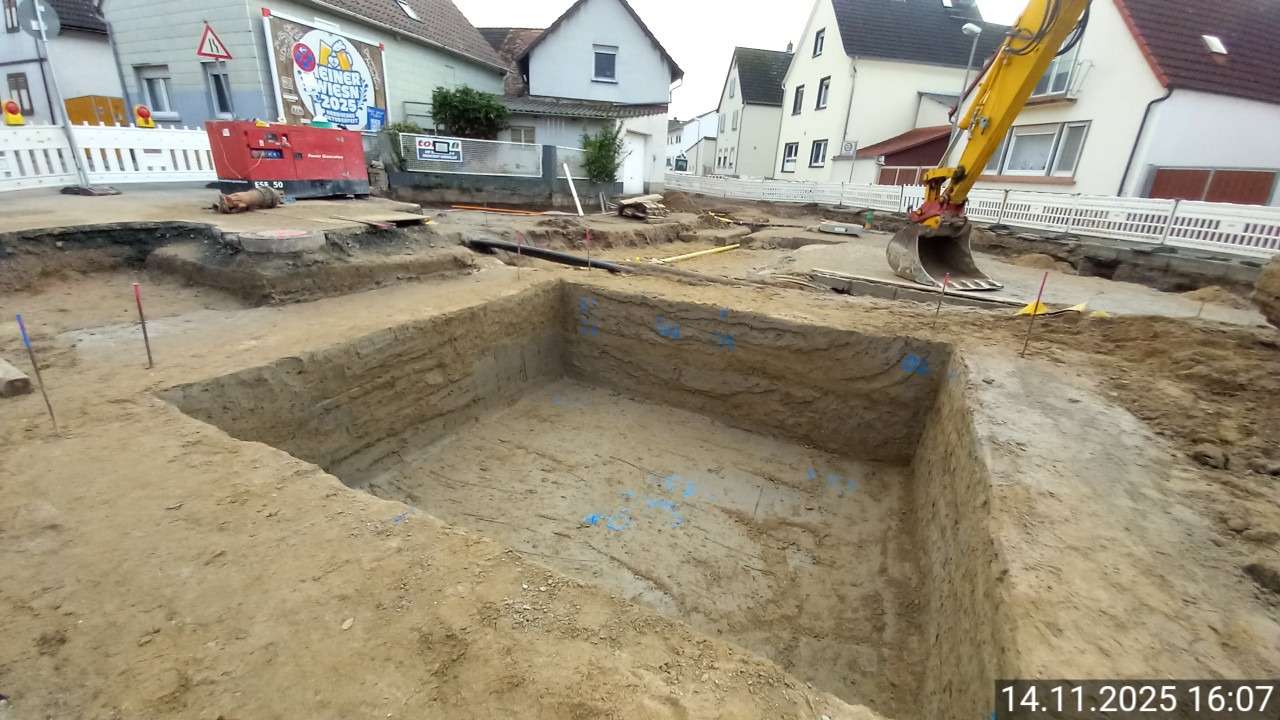 Trockene Baugrube im rückverfestigten Flüssigboden mit Bagger beim Zweitaushub