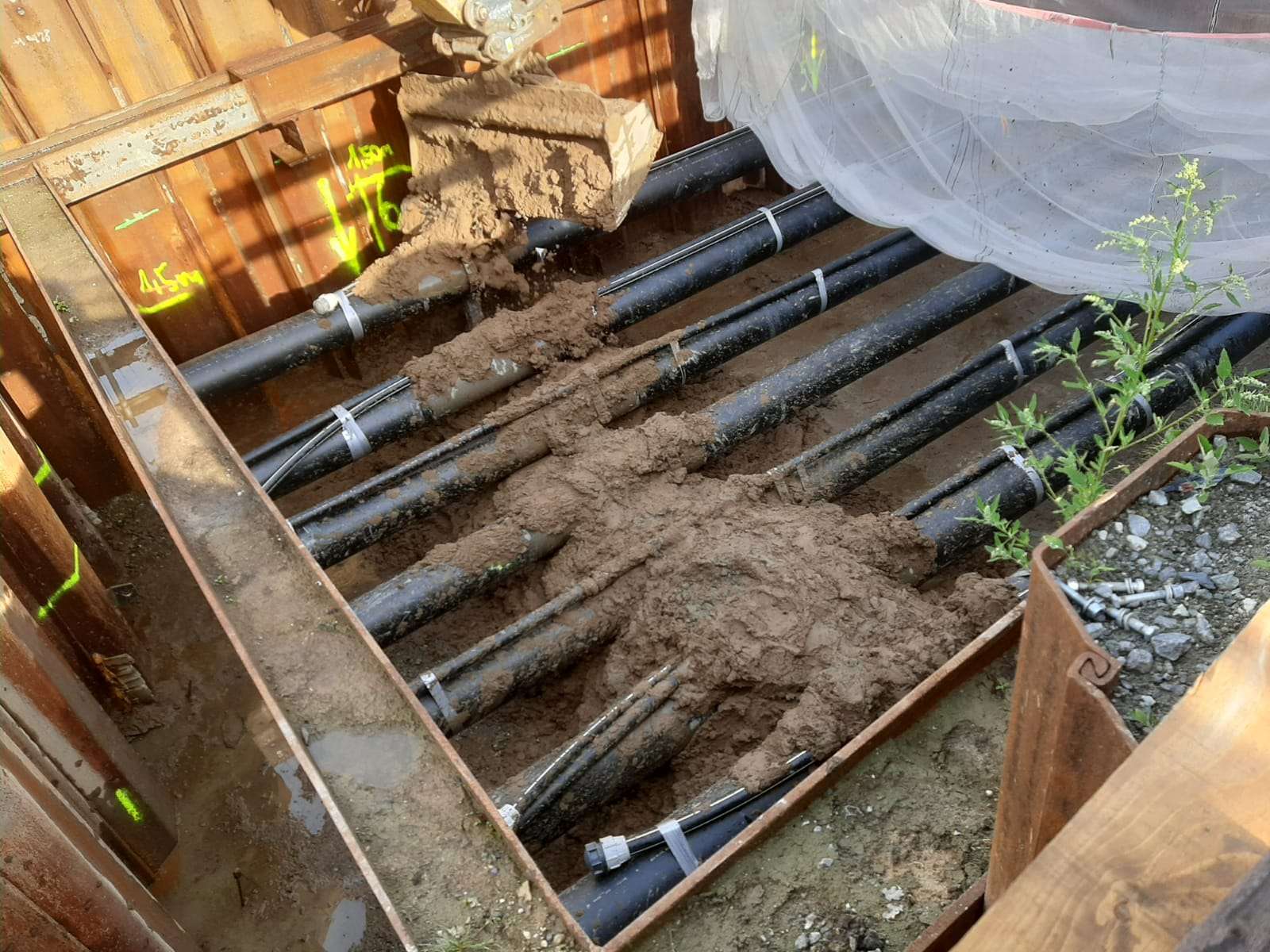 Herstellung Querriegel aus Flüssigboden zur Leitungssicherung aus kp Material