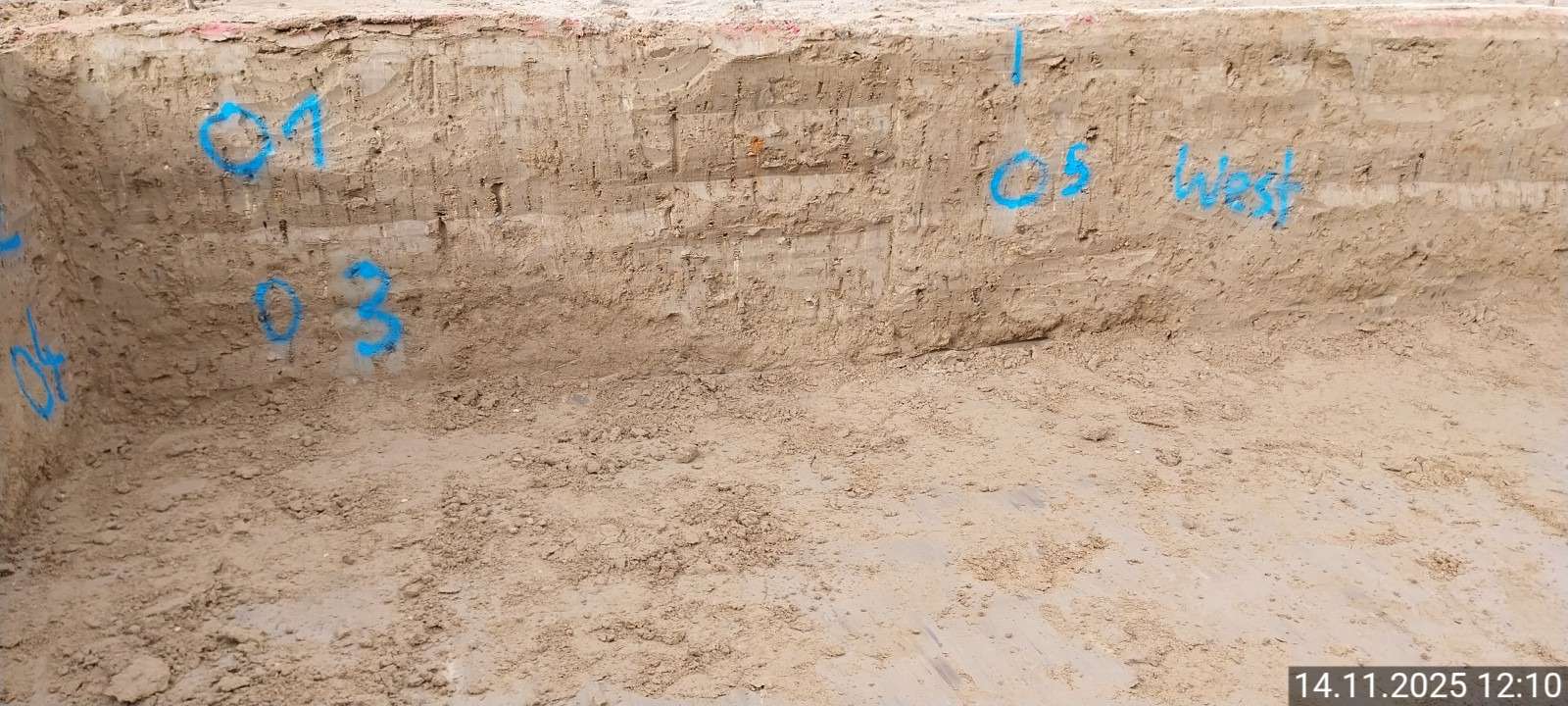 Baugrubenwand mit markierten Prüfstellen der Freigabe zum Zweitaushub Nord und West
