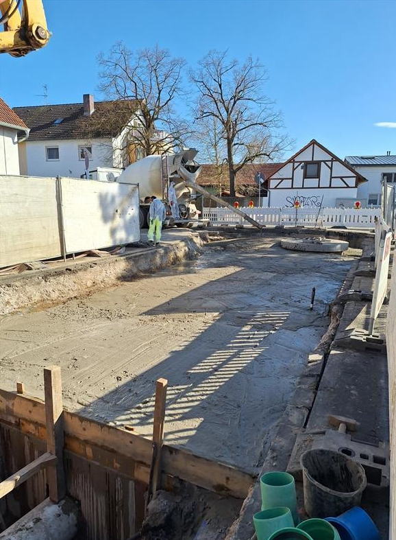 Frisch eingebaute Flüssigbodenplatte in voller Straßenbreite vor dem StraßenaufbauFrisch eingebaute Flüssigbodenplatte in voller Straßenbreite vor dem Straßenaufbau
