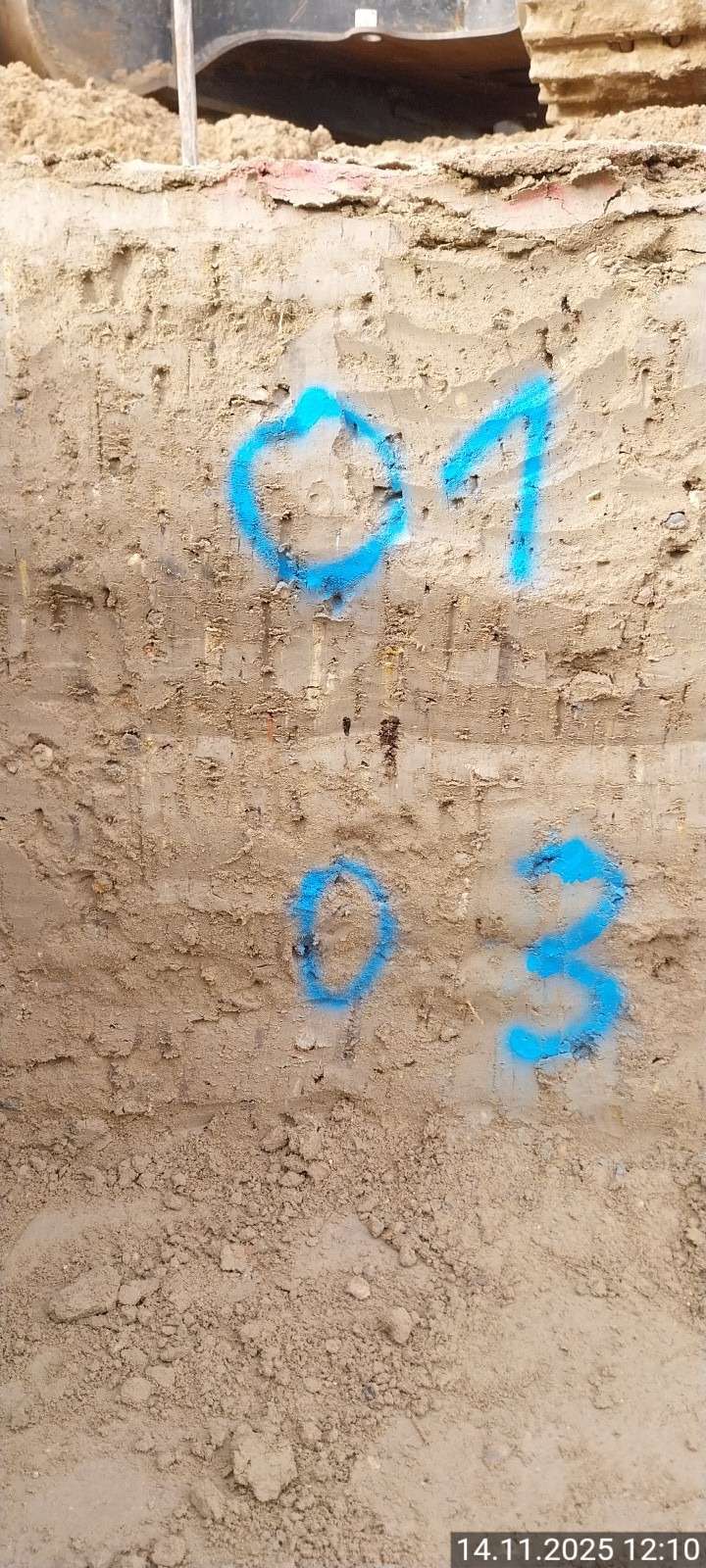 Nahaufnahme der rückverfestigten Flüssigbodenwand mit markierter Prüfstelle