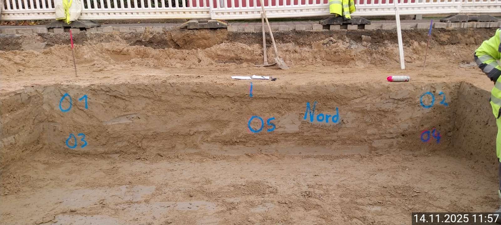 Baugrubenwand aus rückverfestigtem Flüssigboden mit markierten Prüfstellen zur Freigabe