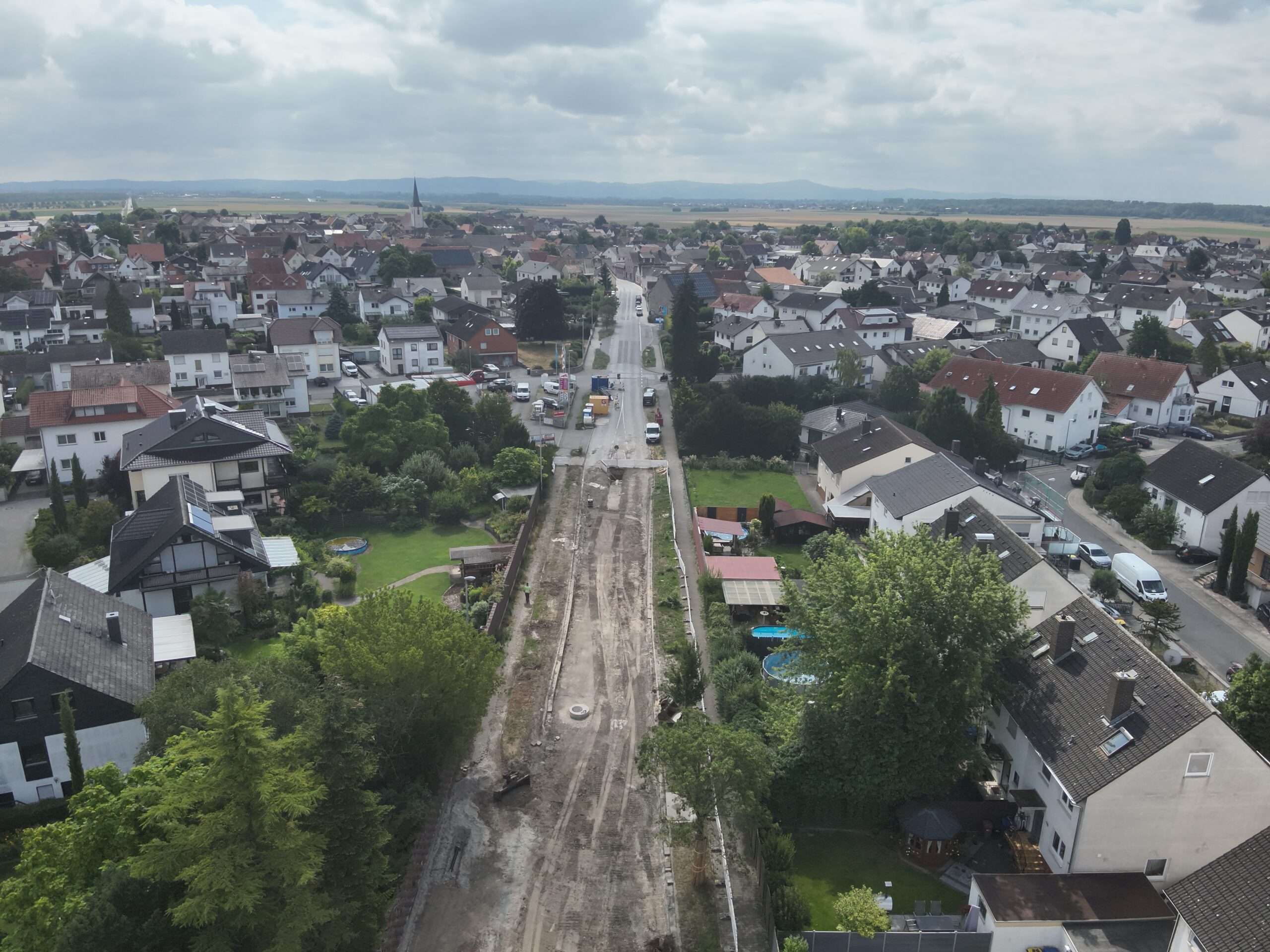 Luftbild der Ortsdurchfahrt mit fertiggestelltem Trassenabschnitt