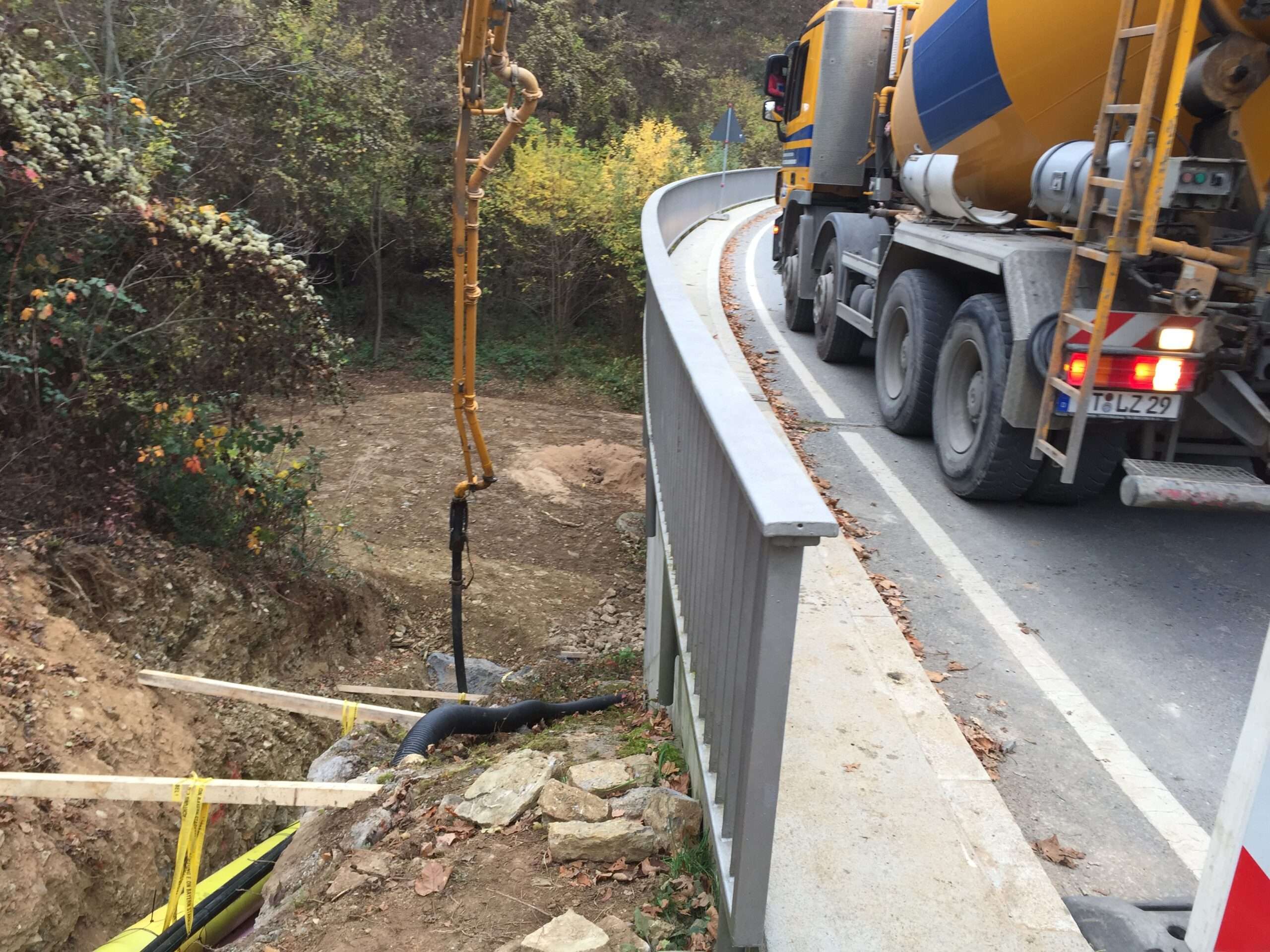 Pumpenmast von der Brücke in den Steilgraben - Einbau von oben