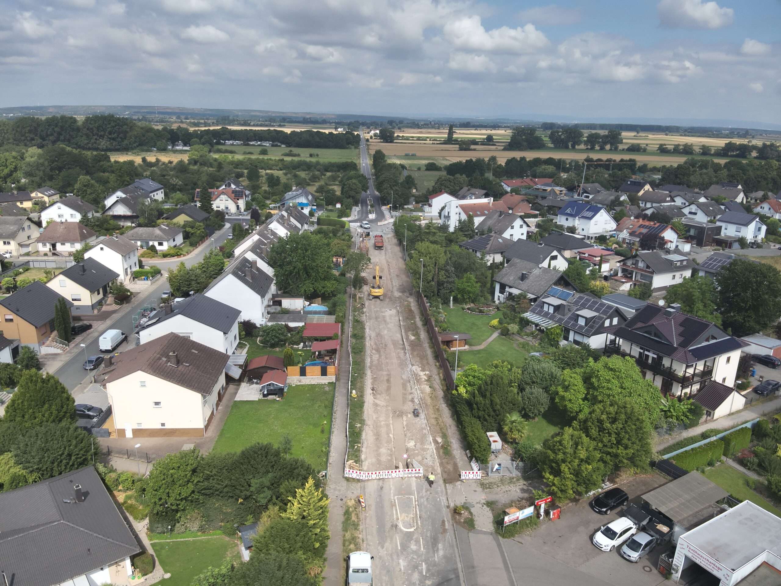 Luftbild des Straßenzuges mit hergestellter Flüssigbodenplatte vor dem Straßenaufbau