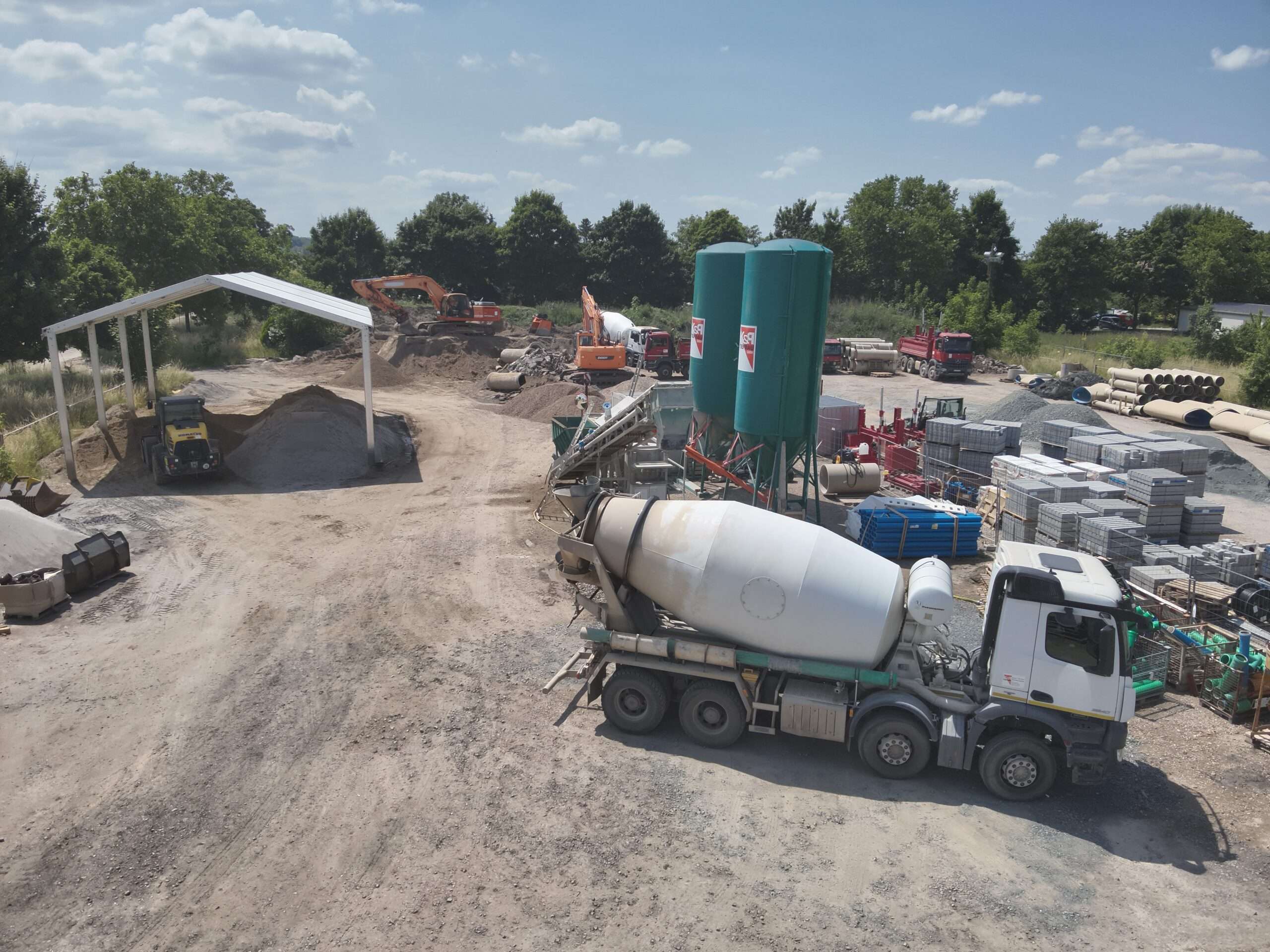 Mischplatz mit Fahrmischer Mischanlage und Bindemittelsilos
