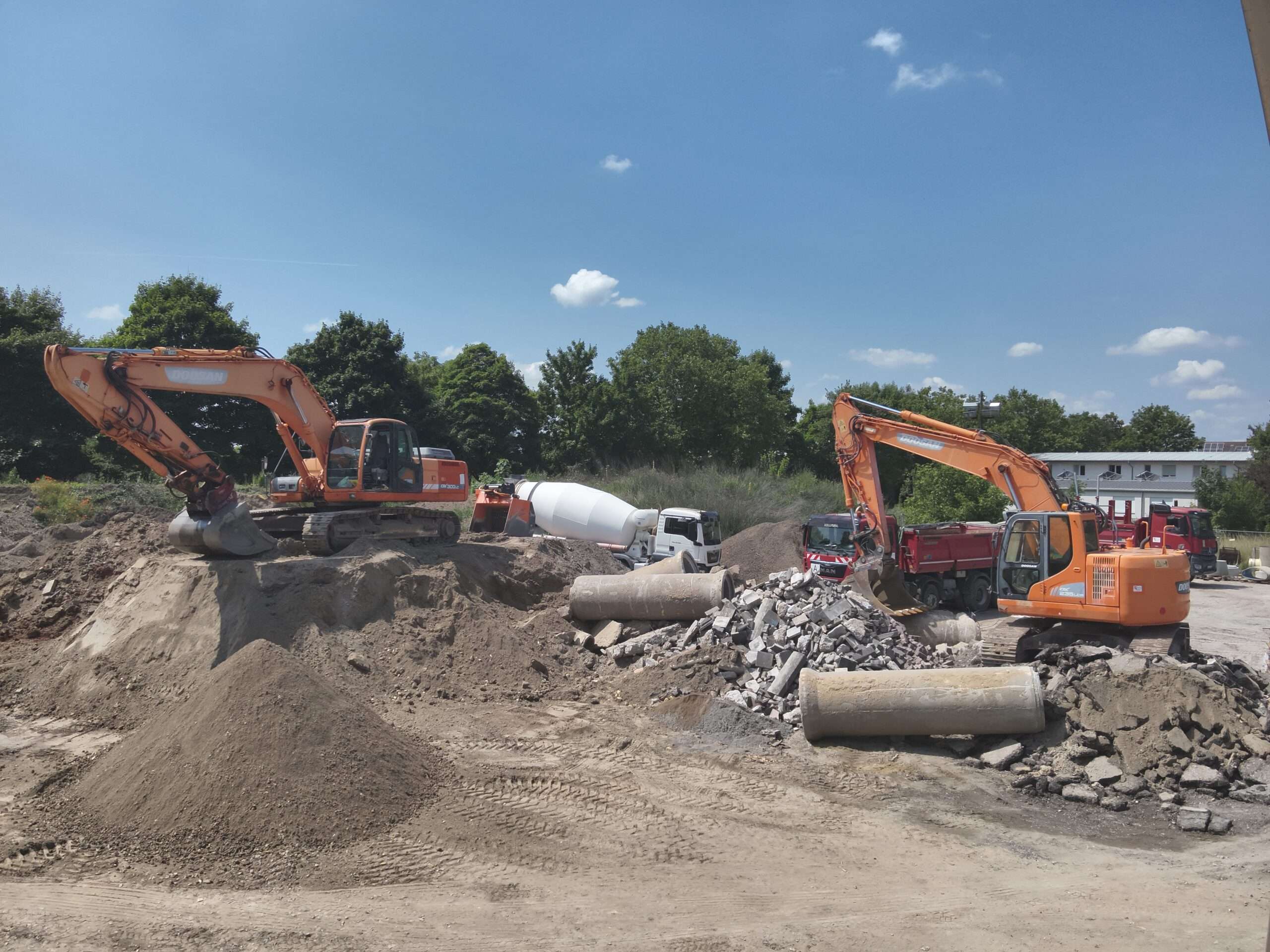 Bodenaufbereitung am Mischplatz mit Haufwerken des Aushubs und Trennung der Fremdbestandteile