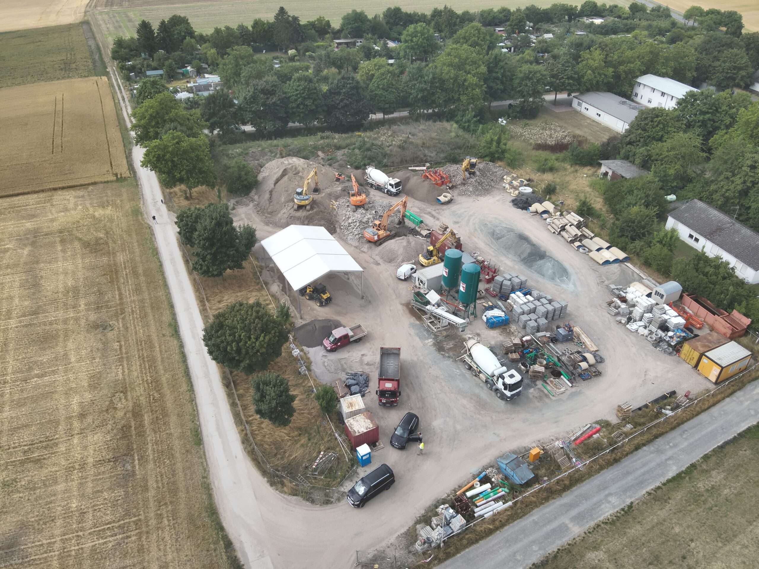 Luftbild Mischplatz mit Haufwerken Mischanlage und Fahrmischern