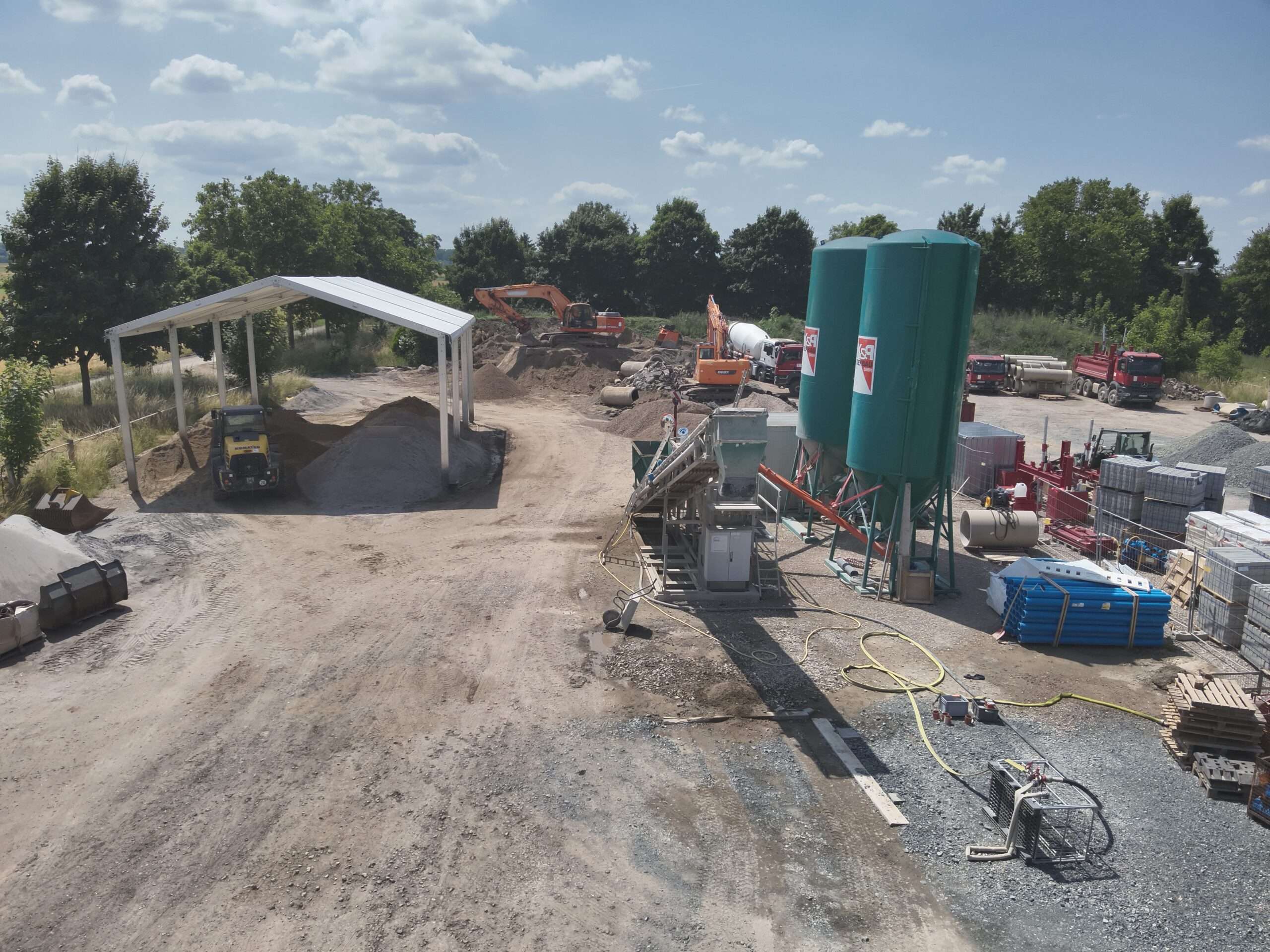 Mischplatz für die Flüssigbodenherstellung aus dem örtlichen Aushub mit Kompaktanlage und Silos