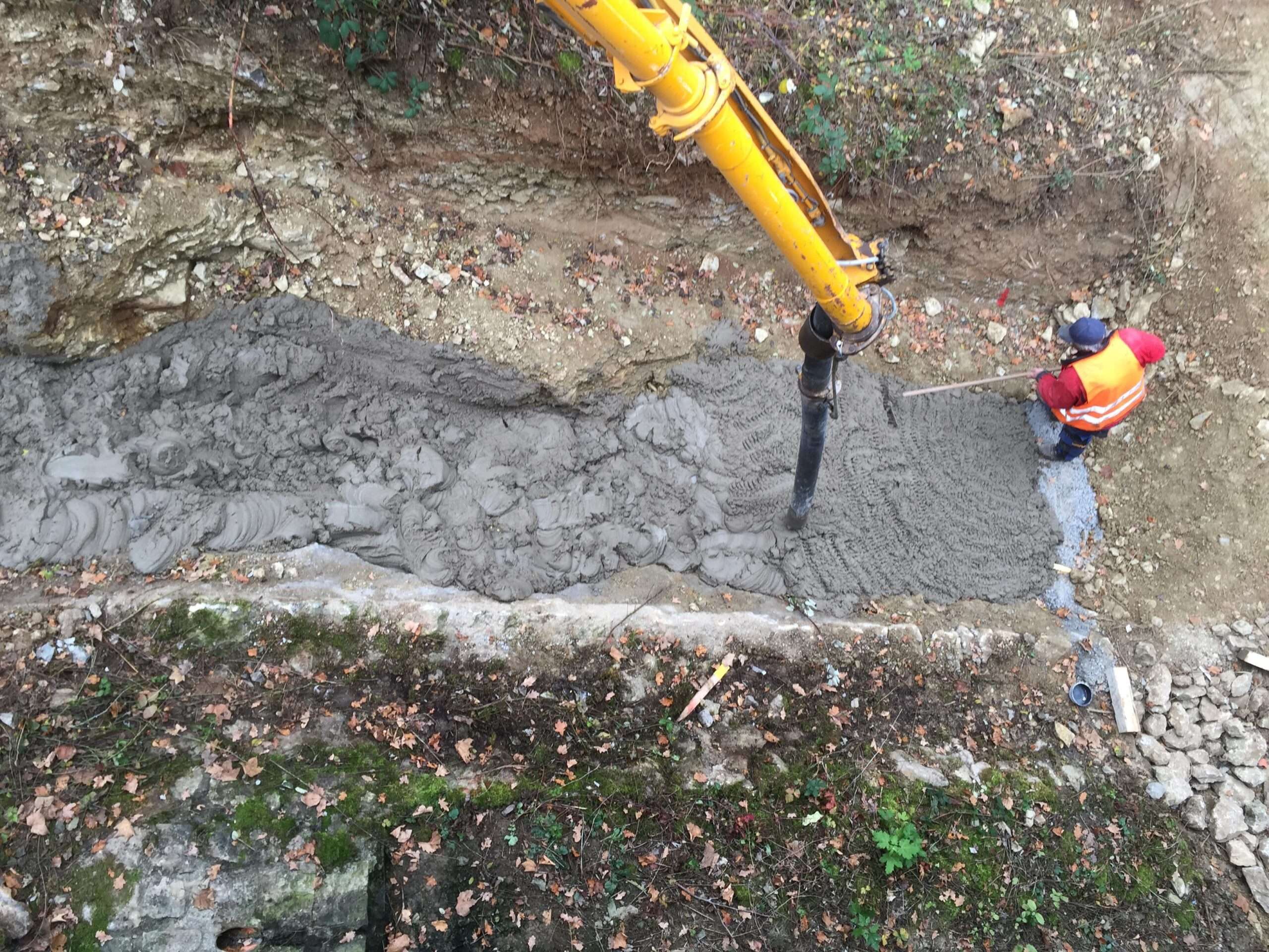 Abziehen der Flüssigbodenoberfläche im Steilbereich